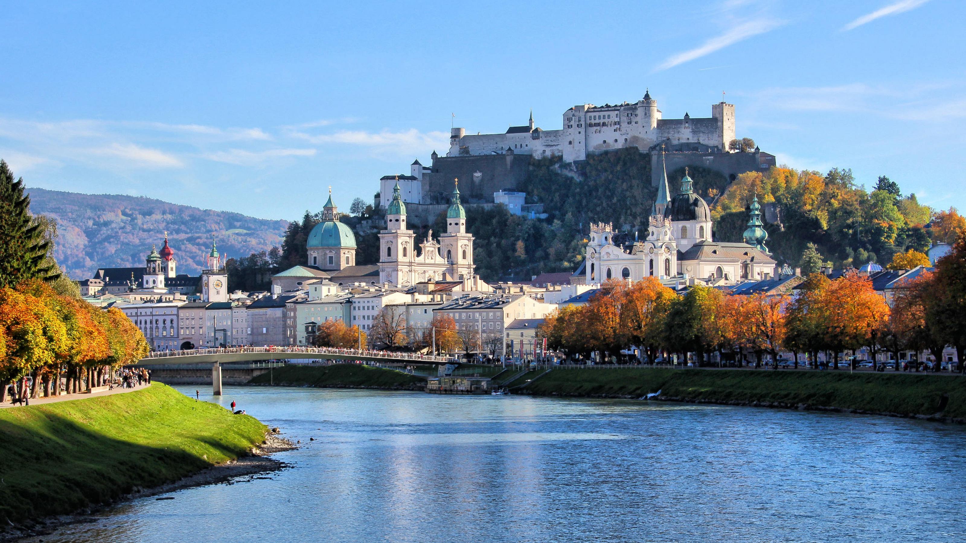 Man sieht den Rhein und im Hintergrund Salzburg mit der Festung Hohensalzburg.