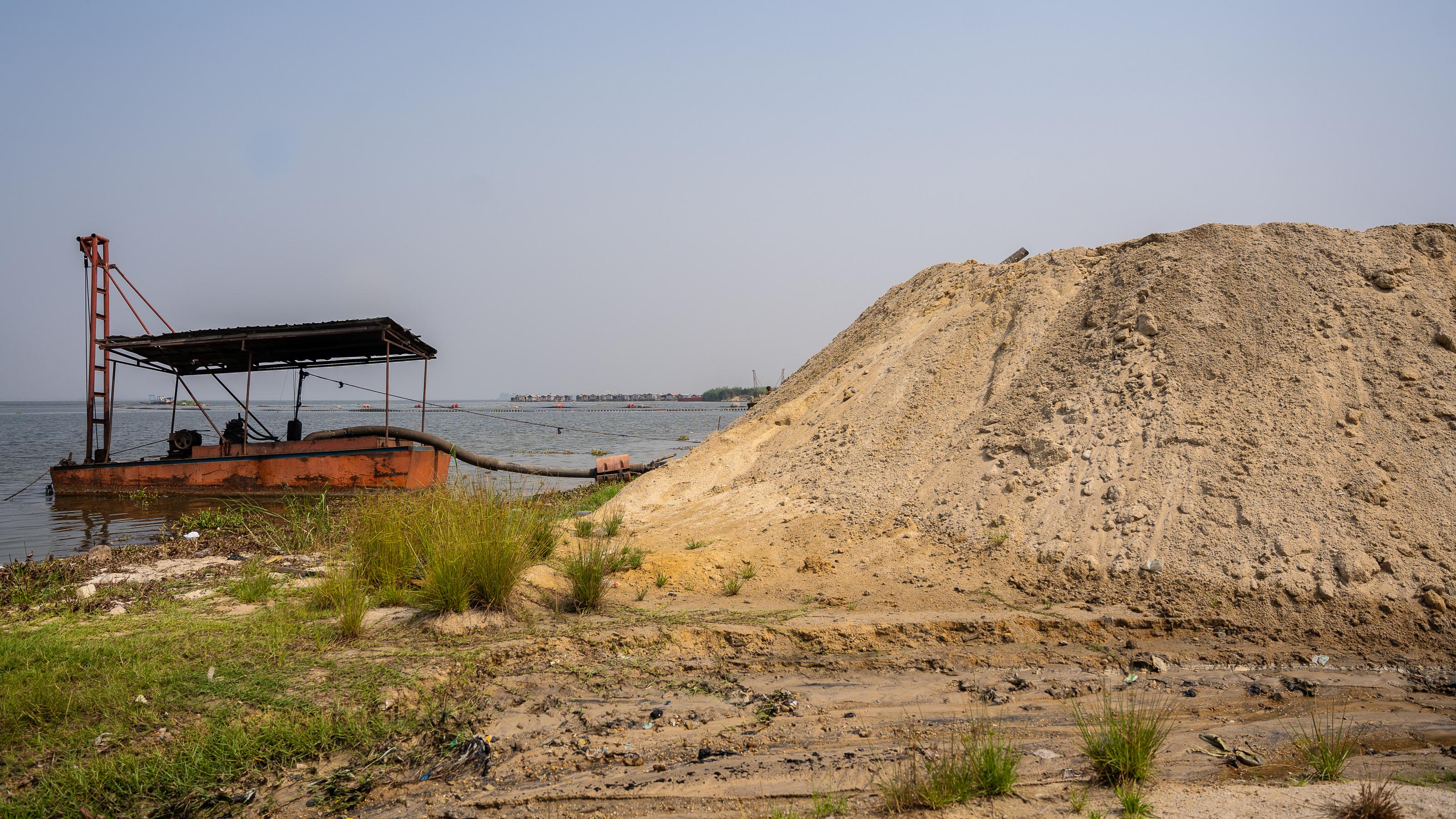 Ein Sandbagger schöpft Sand aus einem Fluss in Lagos Island im Südwesten Nigerias; Lagos ist der bevölkerungsreichste Bundesstaat des Landes