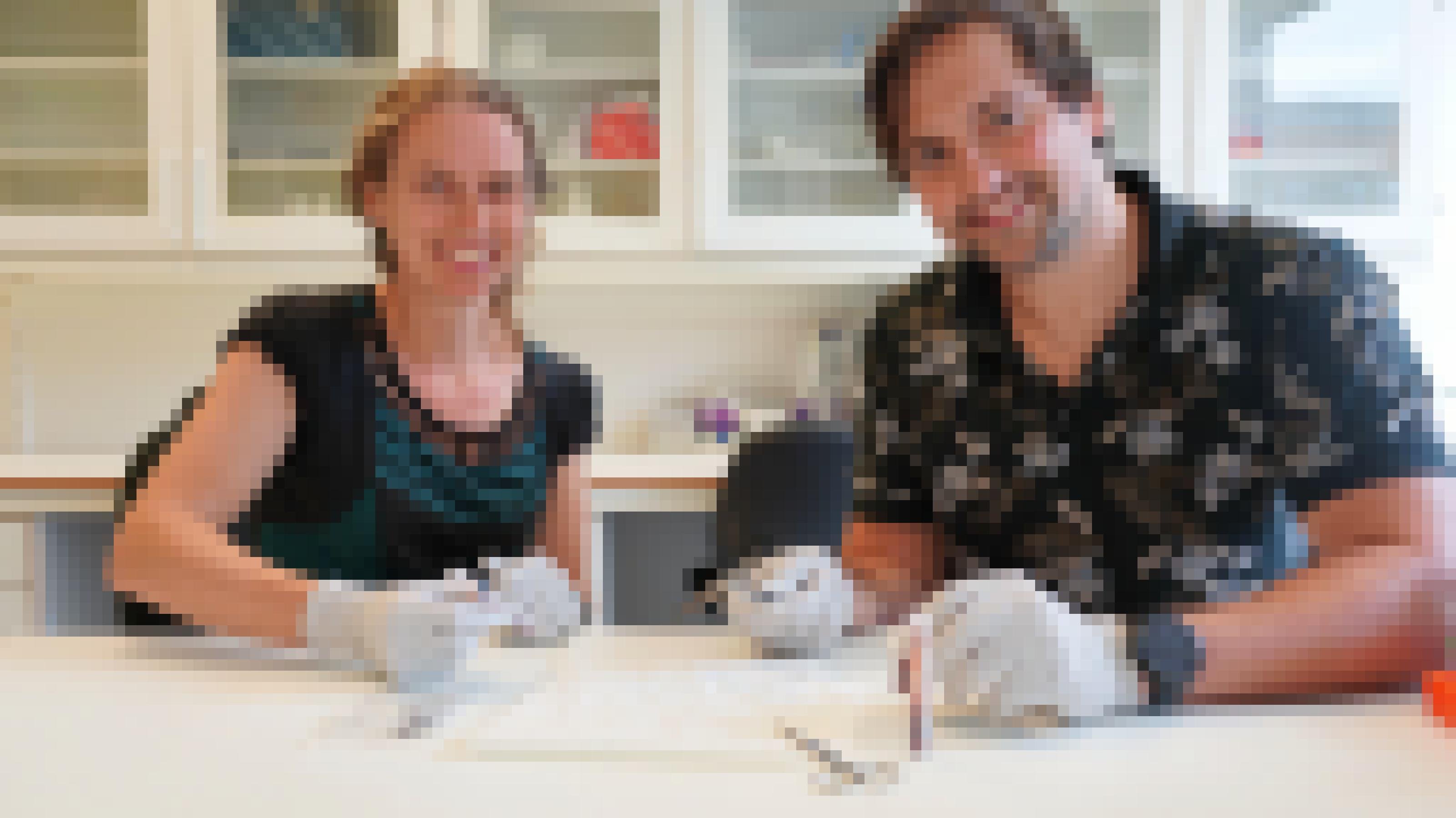 Zwei Wissenschaftler sitzen nebeneinander. Beide tragen Gummihandschuhe und haben Pinzetten in der Hand