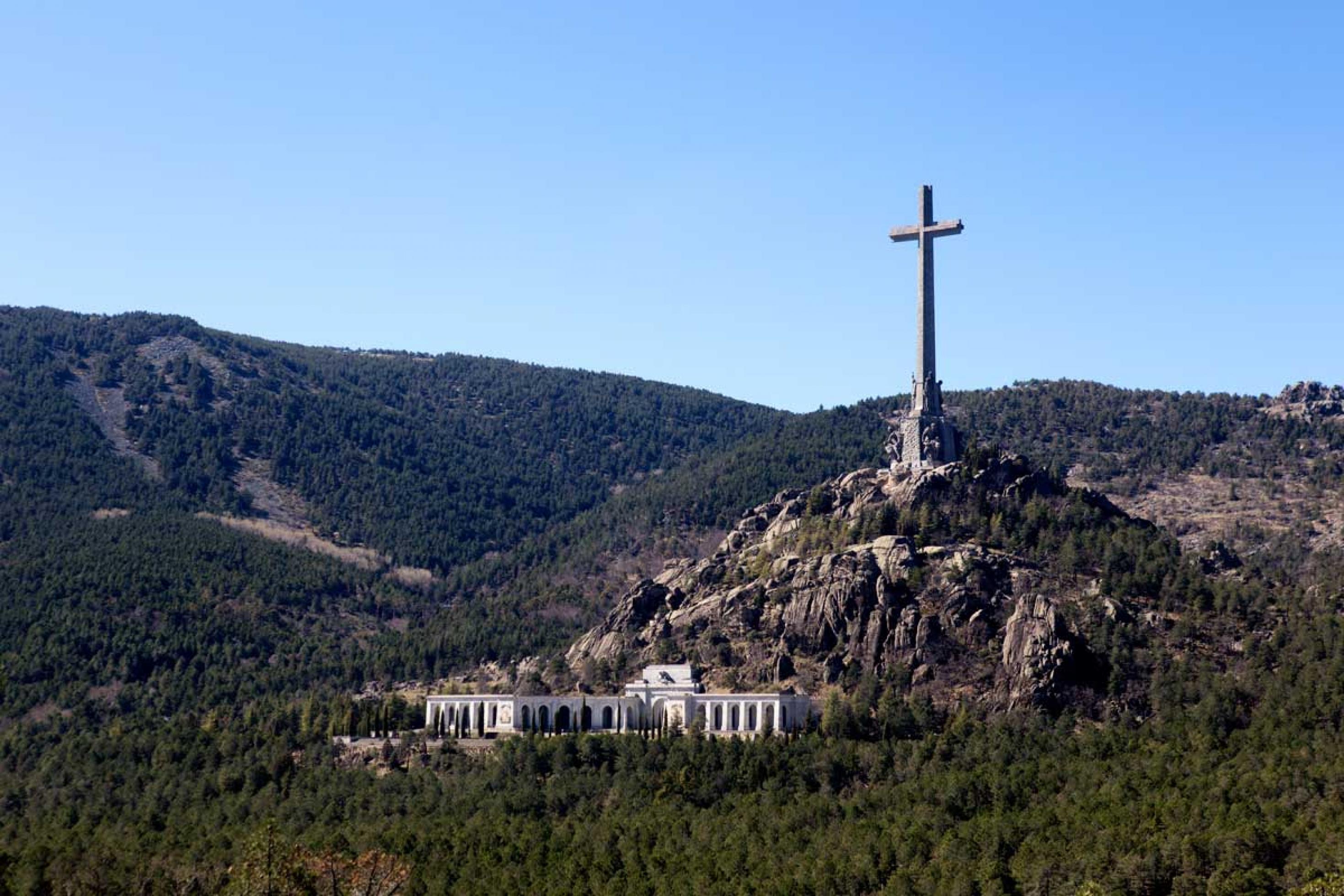 Die Landschaft mit dem Santa Cruz del Valle de los Caídos aus der Entfernung gesehen.