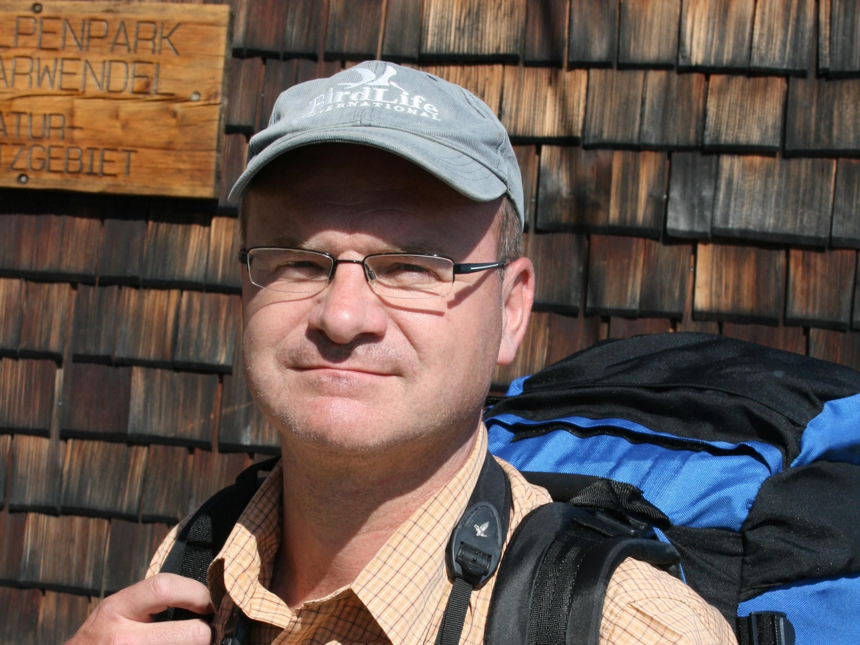 Norbert Schäffer ist seit 2014 Vorsitzender des Landesbund für Vogelschutz in Bayern (LBV). Zuvor hat sich der Biologe bei der Royal Society for the Protection of Birds (RSPB) um internationale Artenschutzprojekte gekümmert. Im Naturschutz ist er schon seit seiner Jugend aktiv.