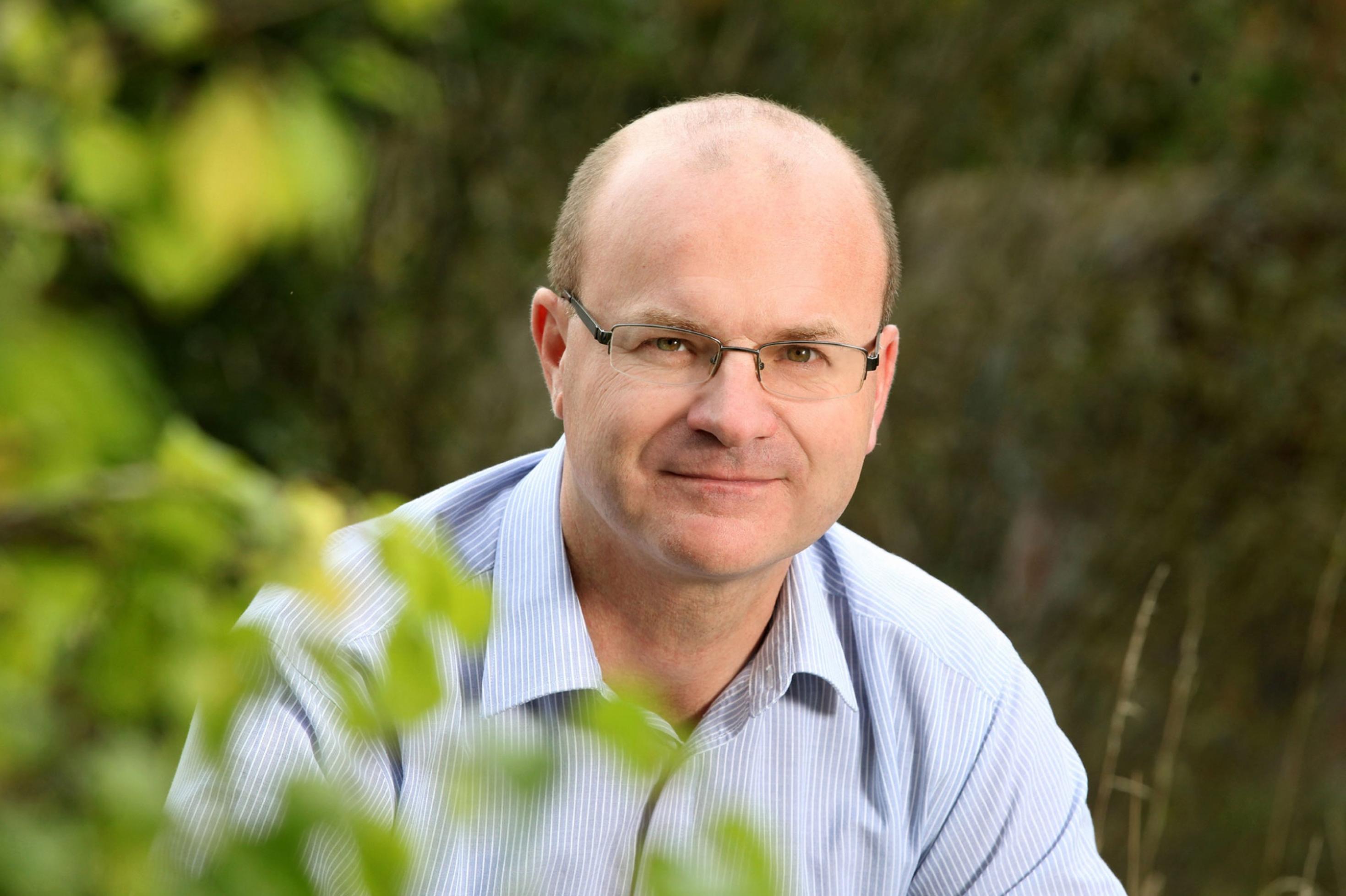 Norbert Schäffer ist seit 2014 Vorsitzender des Landesbund für Vogelschutz in Bayern (LBV). Zuvor hat sich der Biologe bei der Royal Society for the Protection of Birds (RSPB) um internationale Artenschutzprojekte gekümmert. Im Naturschutz ist er schon seit seiner Jugend aktiv. Koautorin Anita Schäffer hat Forstwirtschaft studiert und ihre Diplomarbeit  über Naturerziehung und Umweltbildung geschrieben. Sie arbeitet als freiberufliche Autorin.