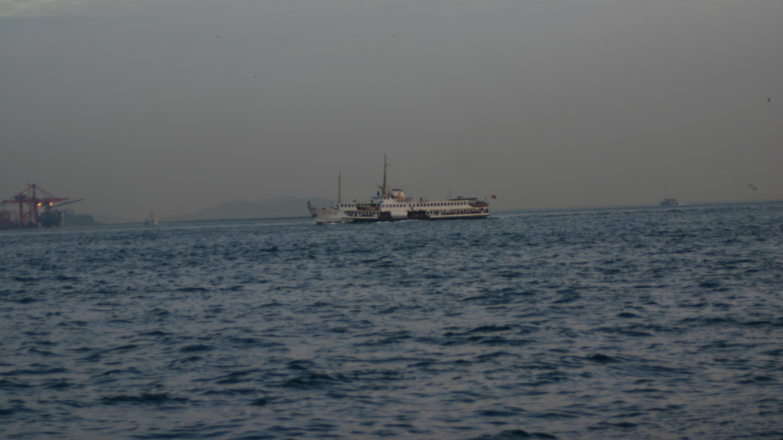 Schiff vor Seekabelstation