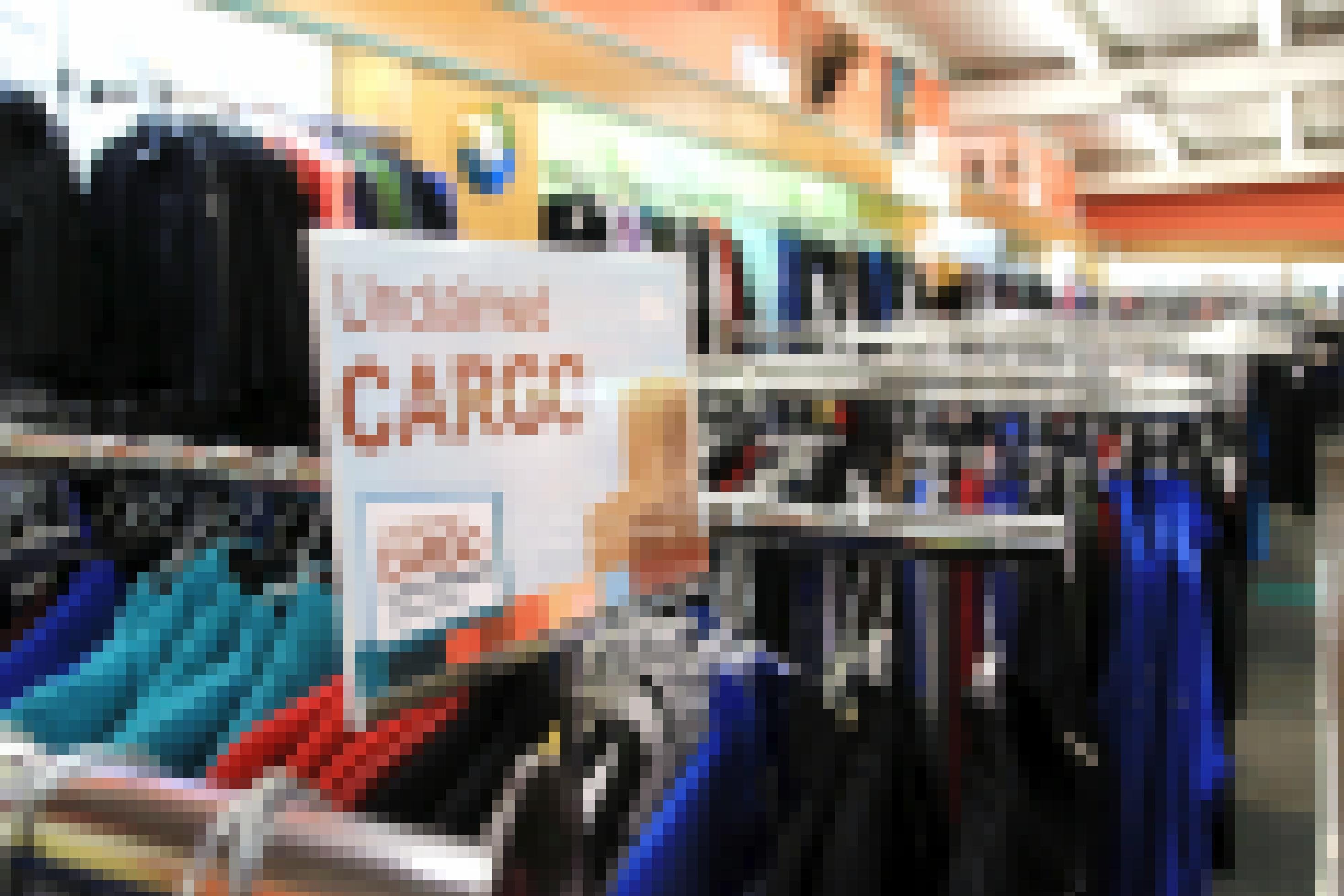 Ein Kleiderständer, an dem ein Schild hängt: "Unclaimed Cargo"