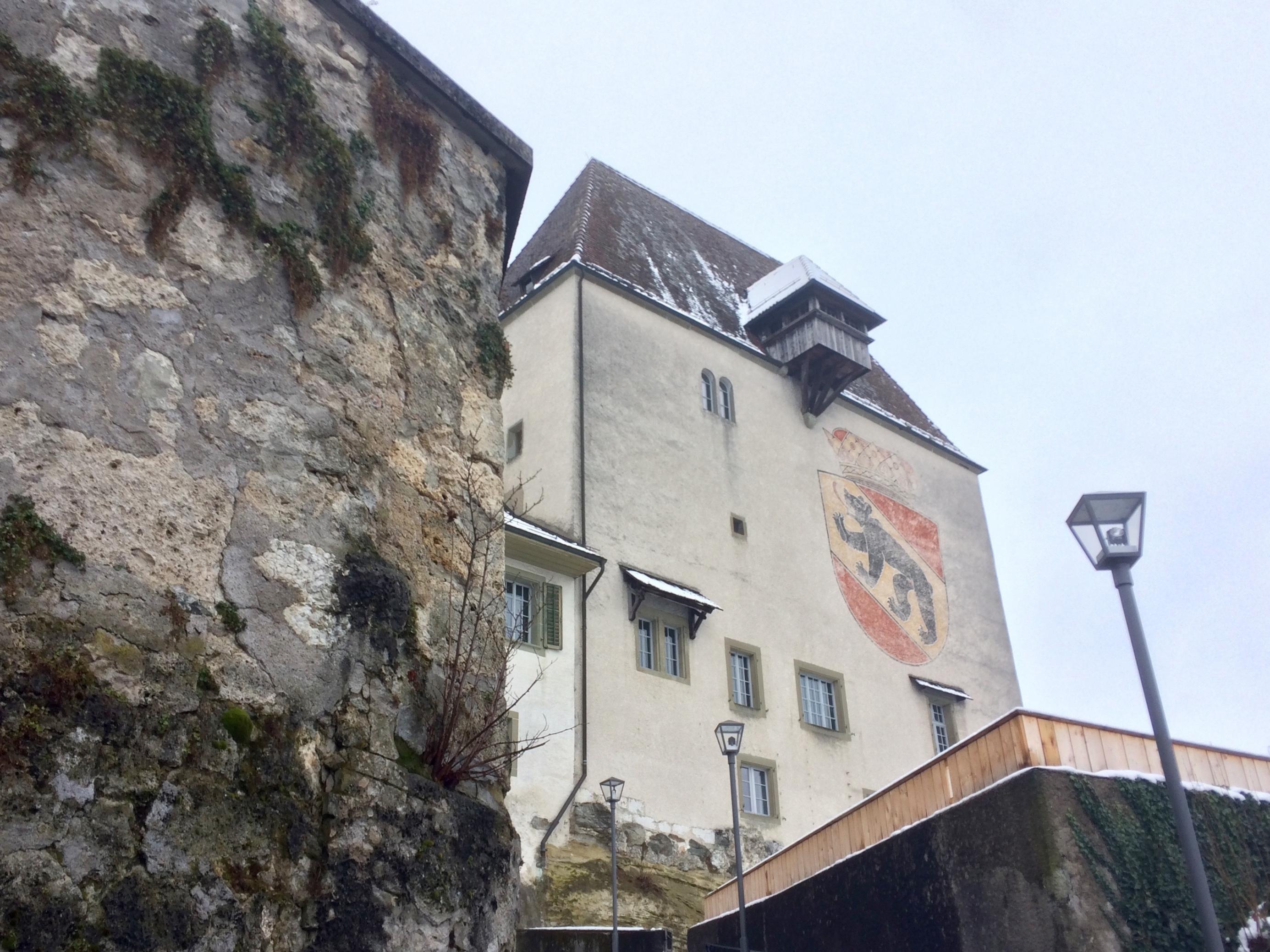 Ein Turm des Schloss Burgdorf wird von einem grossen Berner Wappen geziert.