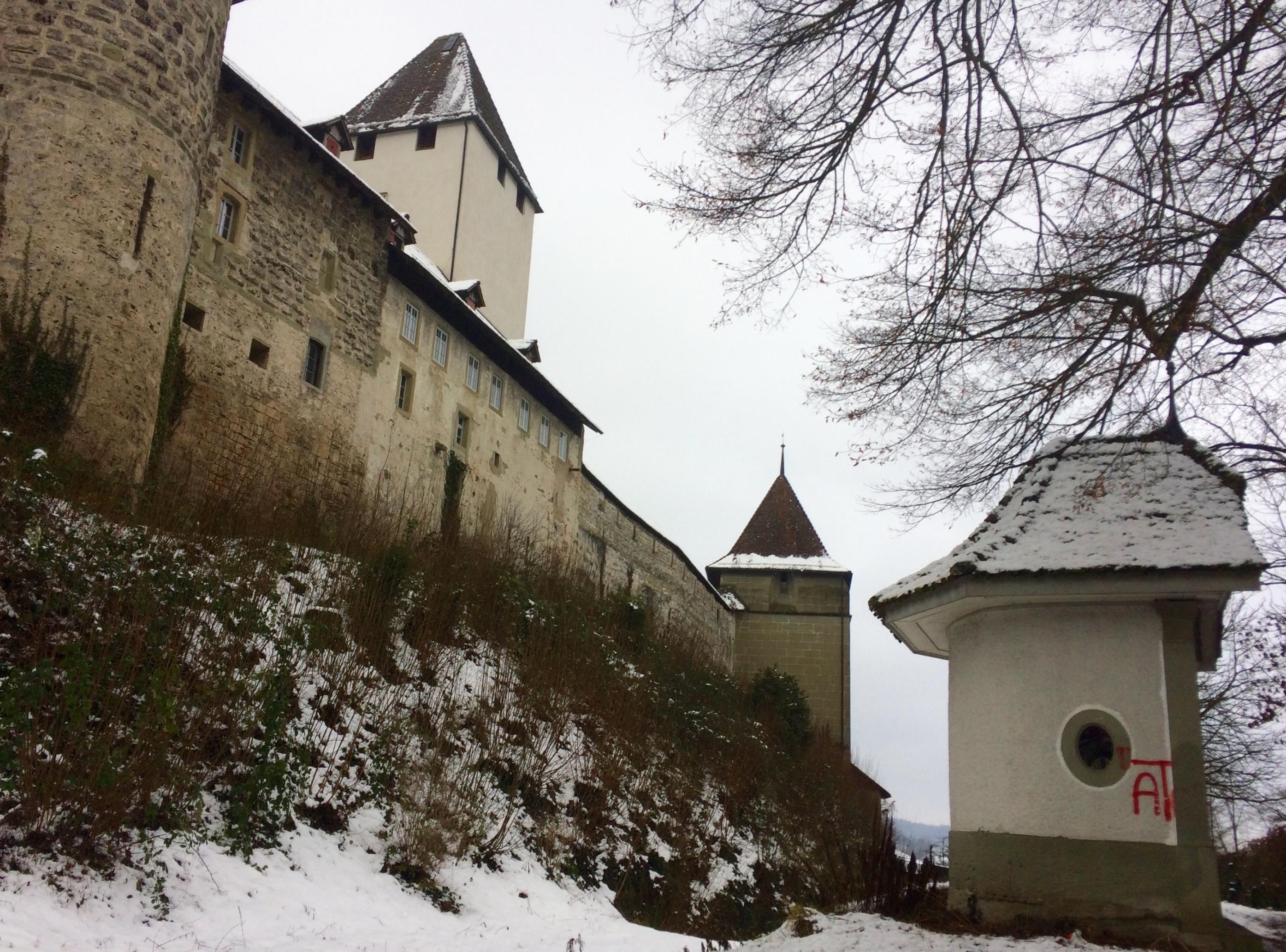 Die nördliche Seite des Schlosses von Burgdorf wird von einem Schlossgraben begrenzt.