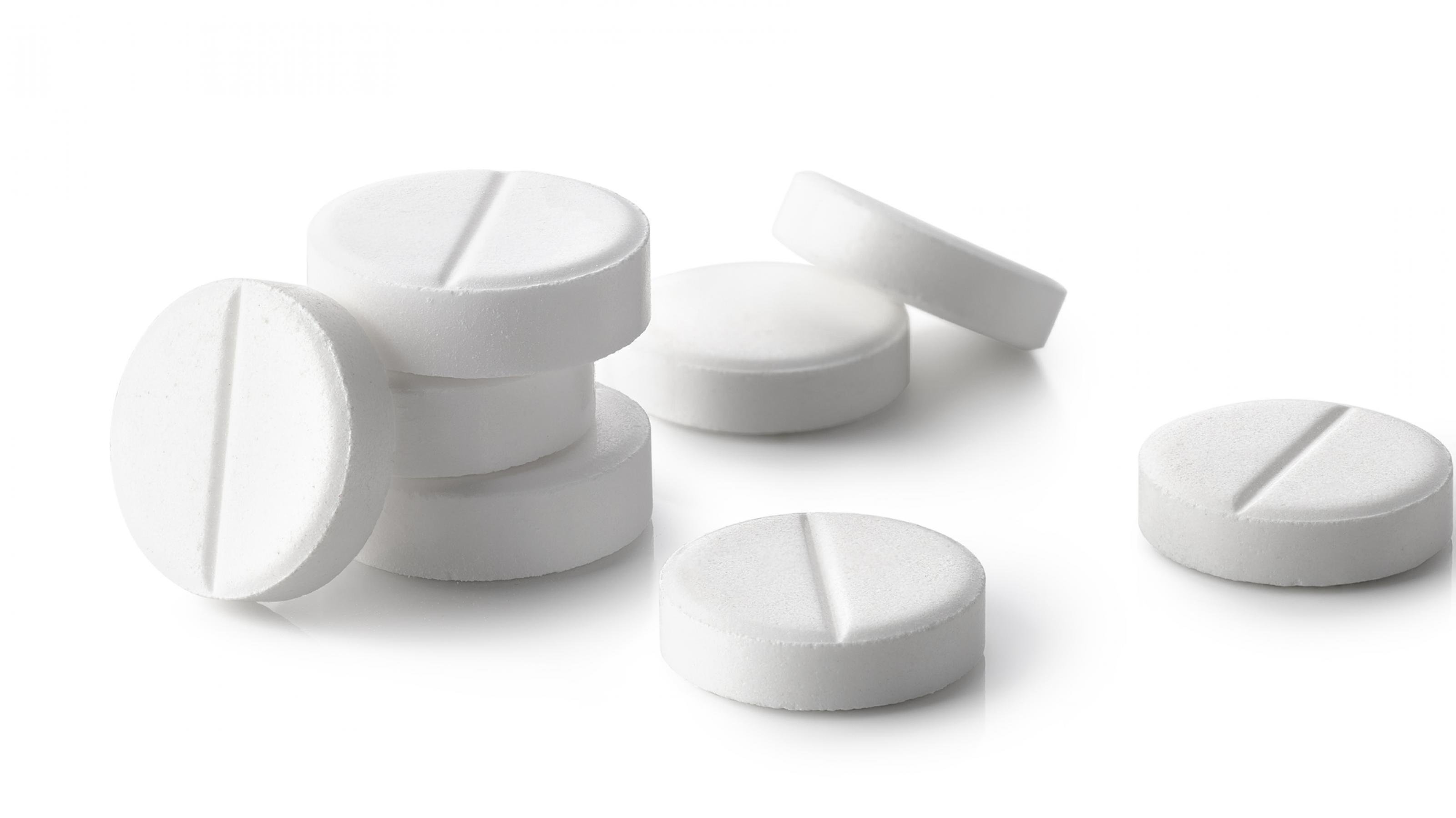 Acht weiße Tabletten, teilweise gestapelt, vor weißem Hintergrund