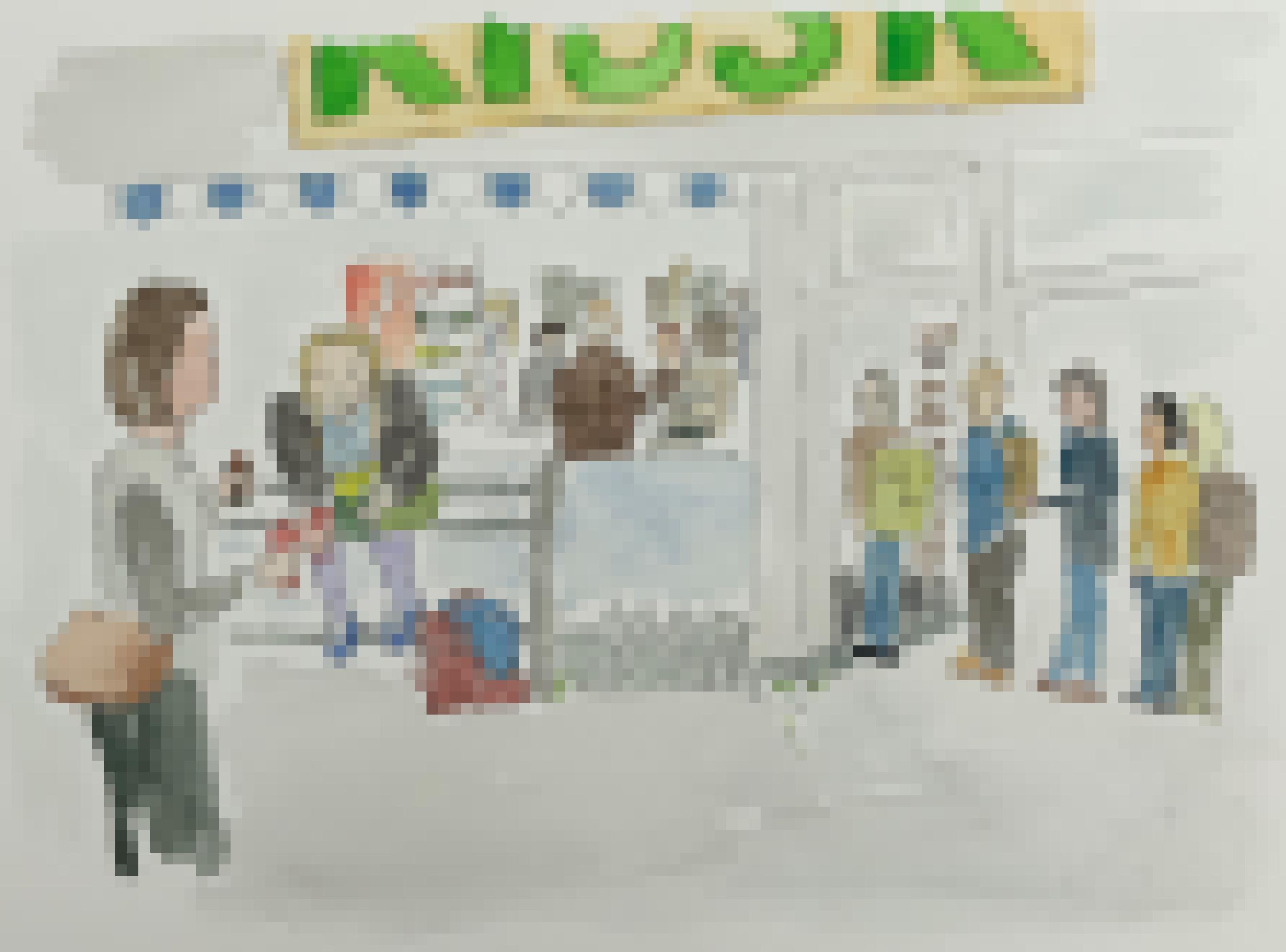 Die Grafik zeigt Schülerïnnen, die am Kiosk anstehen, um Süßigkeiten zu kaufen.