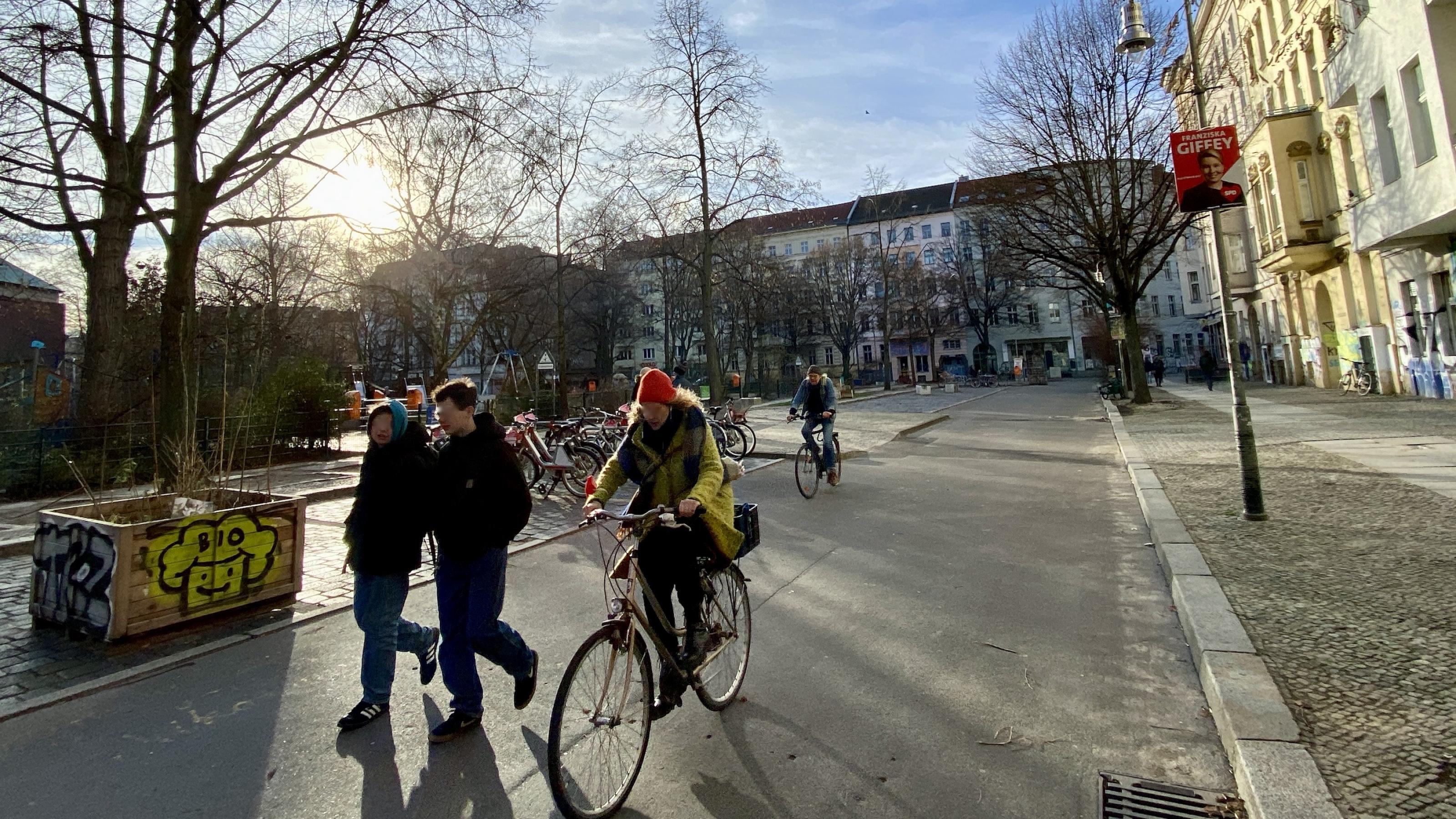 Fußgängerïnnen und Radfahrerïnnen sind auf der Fahrbahn unterwegs