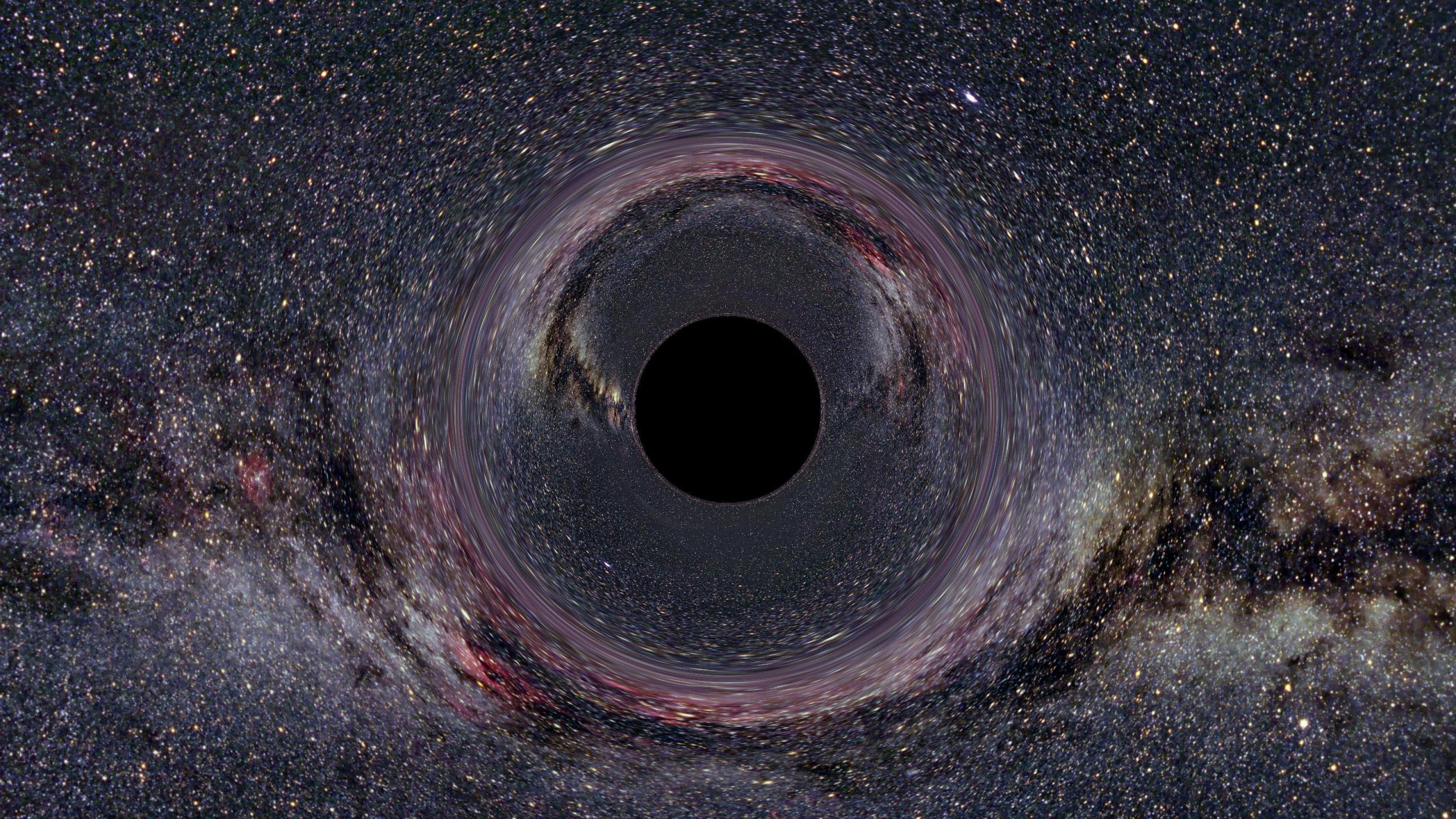 Eigentlich kann man Schwarze Löcher nicht sehen, doch sie lenken mit ihrer gigantischen Schwerkraft Lichtstrahlen ab, die sie verraten. In dieser Visualisierung ist ein Schwarzen Loches in der Milchstraße dadurch zu erkennen, dass die Lichtstrahlen der Sterne im Hintergrund so abgelenkt und verzerrt werden, dass in der Mitte ein kreisrunder, schwarzer Fleck entsteht.