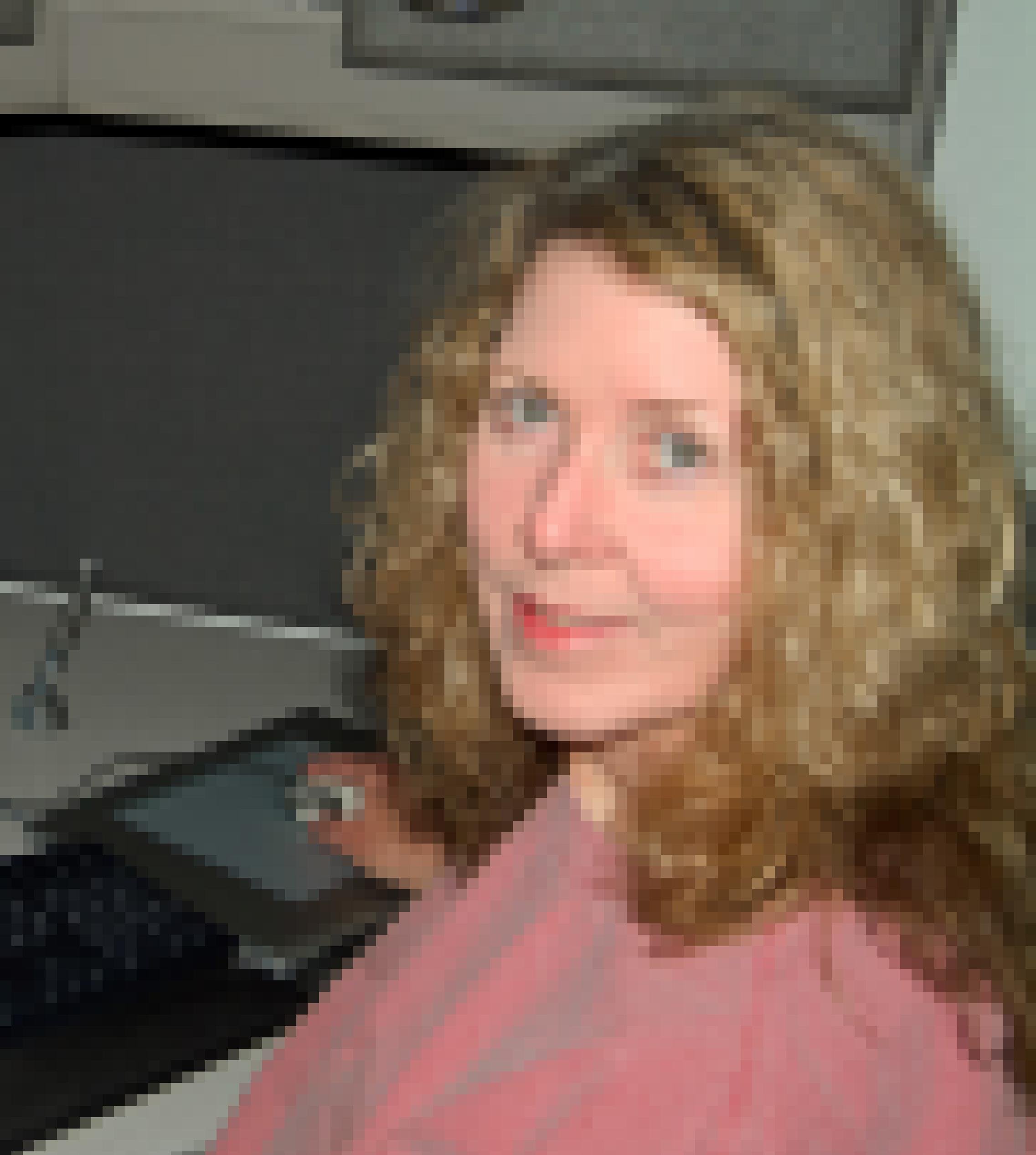 Porträtbild der blonden Linda Ianniello am Computer