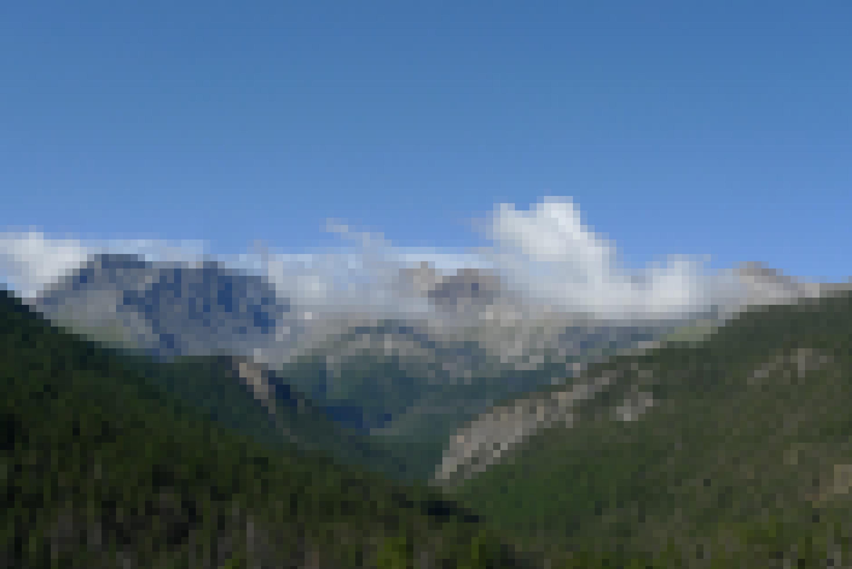 Blick in den Schweizerischen Nationalpark: Berge und Wälder.