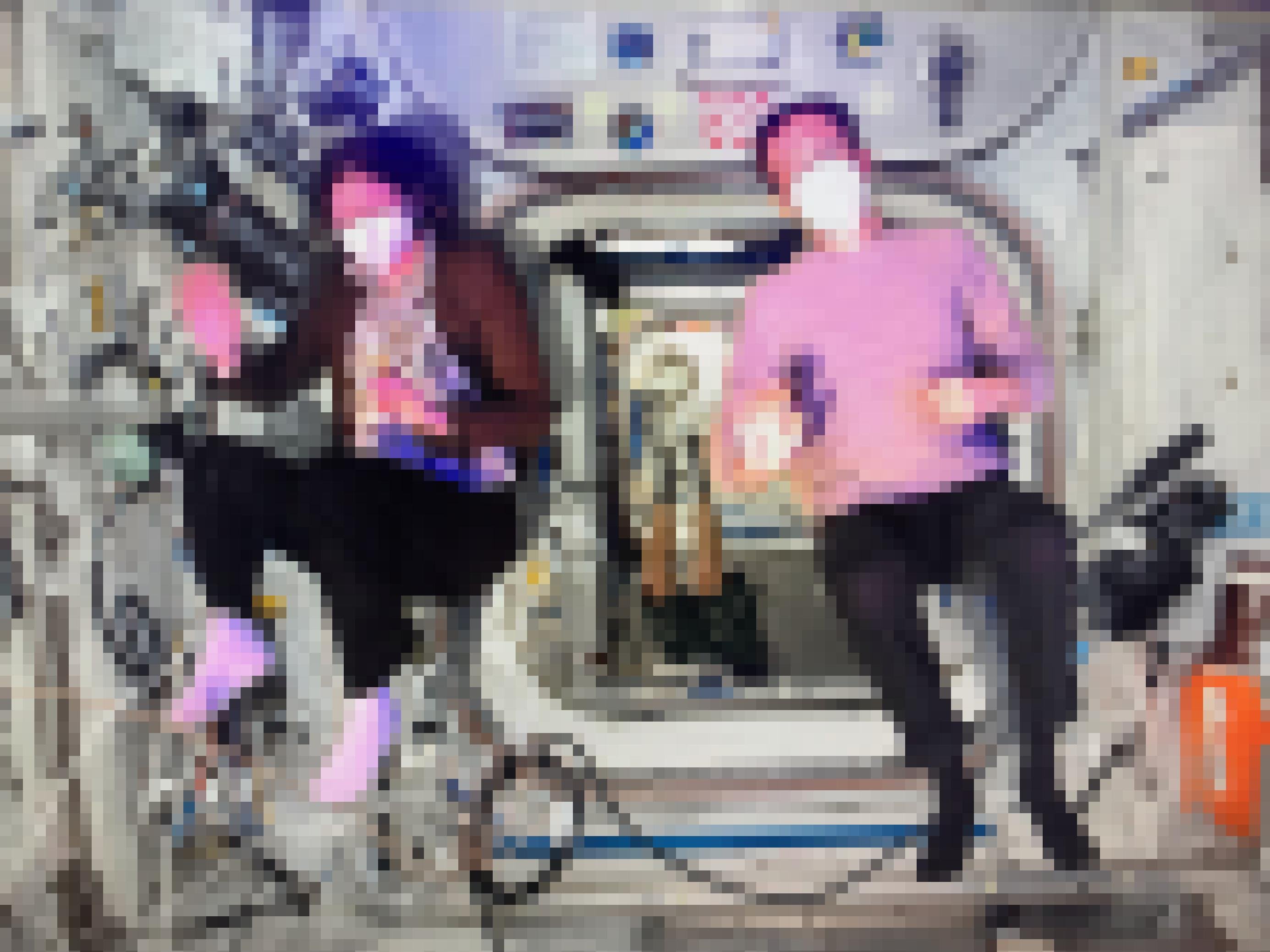 Zwei Personen scheinbar in der ISS schwebend, ermöglicht durch dei Green-Screen-Technik.