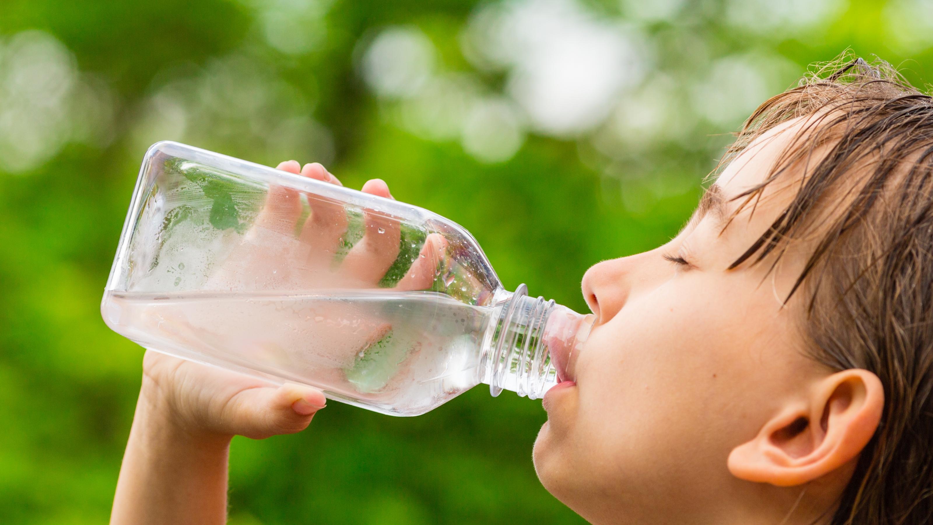 Bei Hitze: trinken! Ein großes Glas pro Stunde hilft fit zu bleiben, Kinder, Ältere und Kranke brauchen besonders viel Flüssigkeit