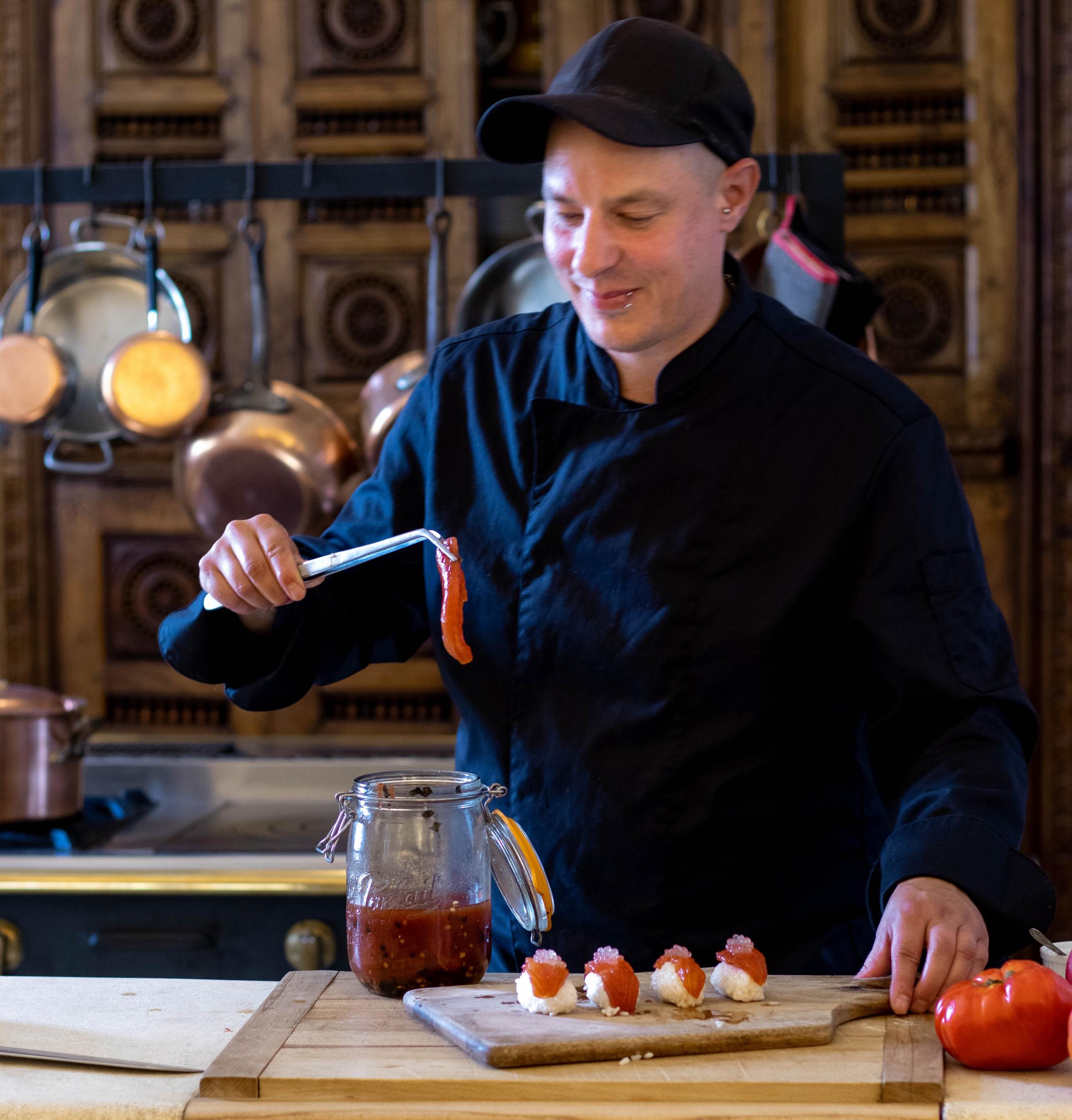Bild zeigt den veganen Koch Sean Moxie und seine Tomatenthunvisch-Sushi, der selbst bei französischen Gourmets gut ankommt.