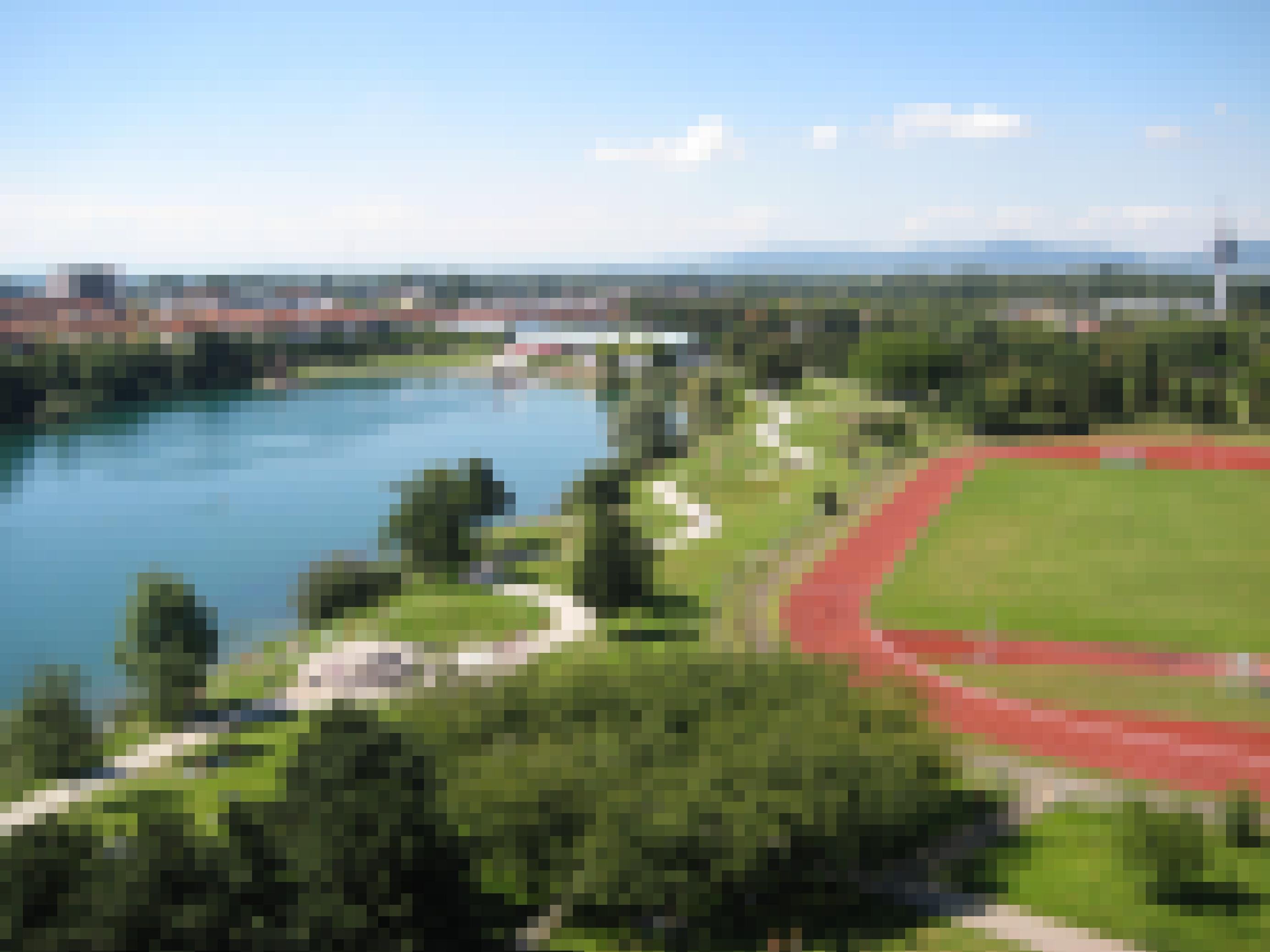 Blick auf einen Stadt-Park mit See