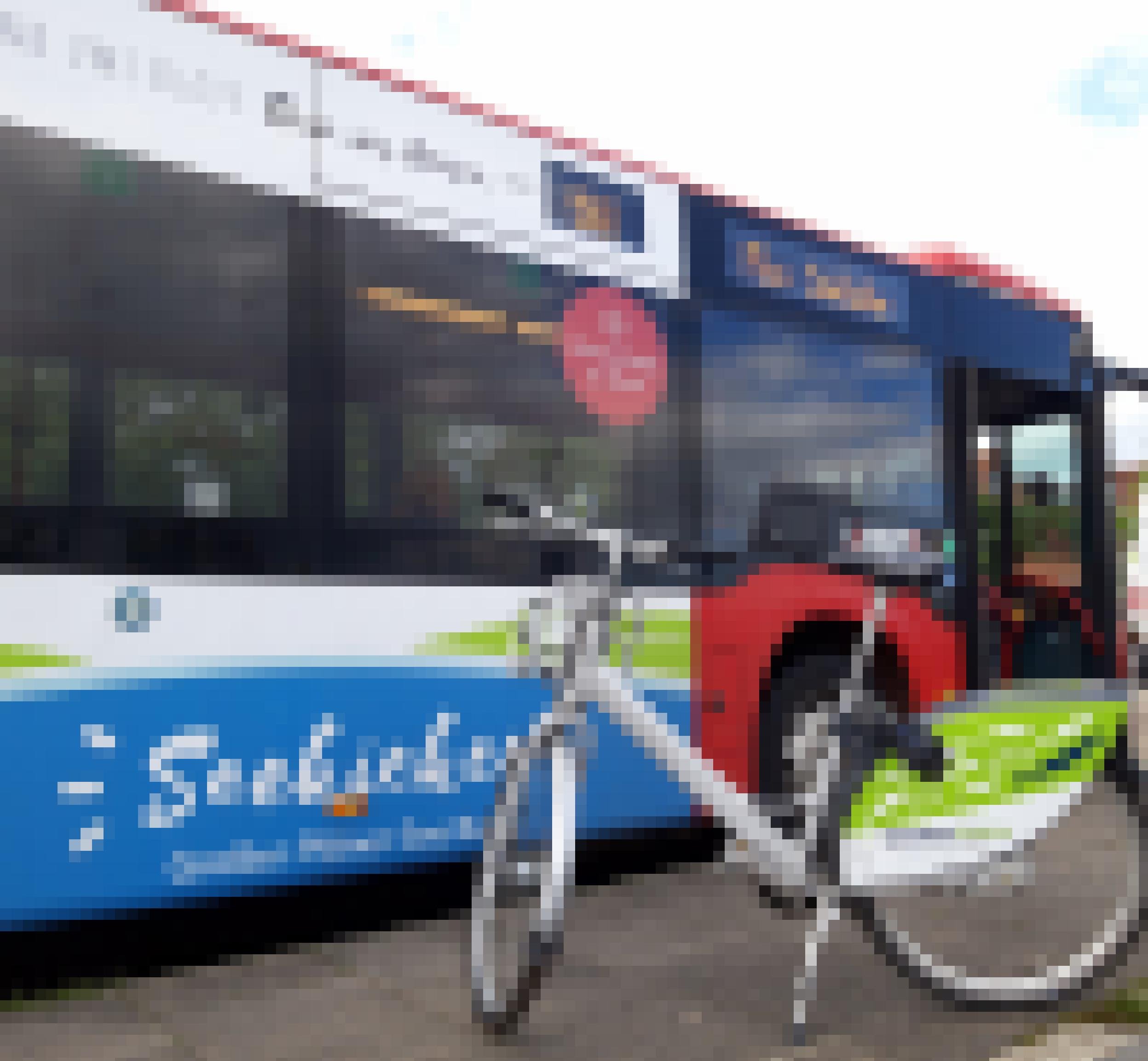 Vor einem Bus mit der Aufschrift „Seekieker“ parkt ein Fahrrad der sogenannten „SprottenFlotte“.