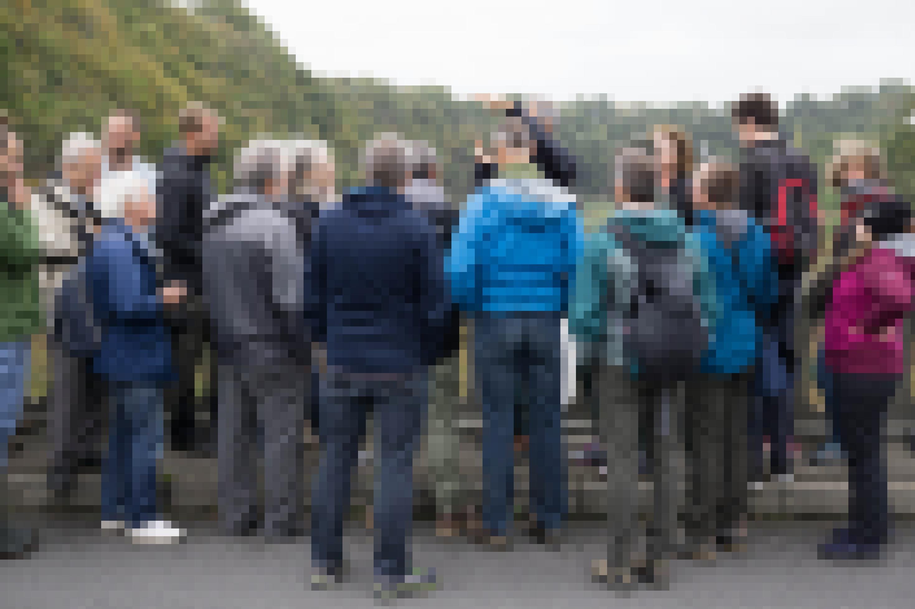 Gruppe von Wissenschaftlern auf einer Brücke über dem Fluss