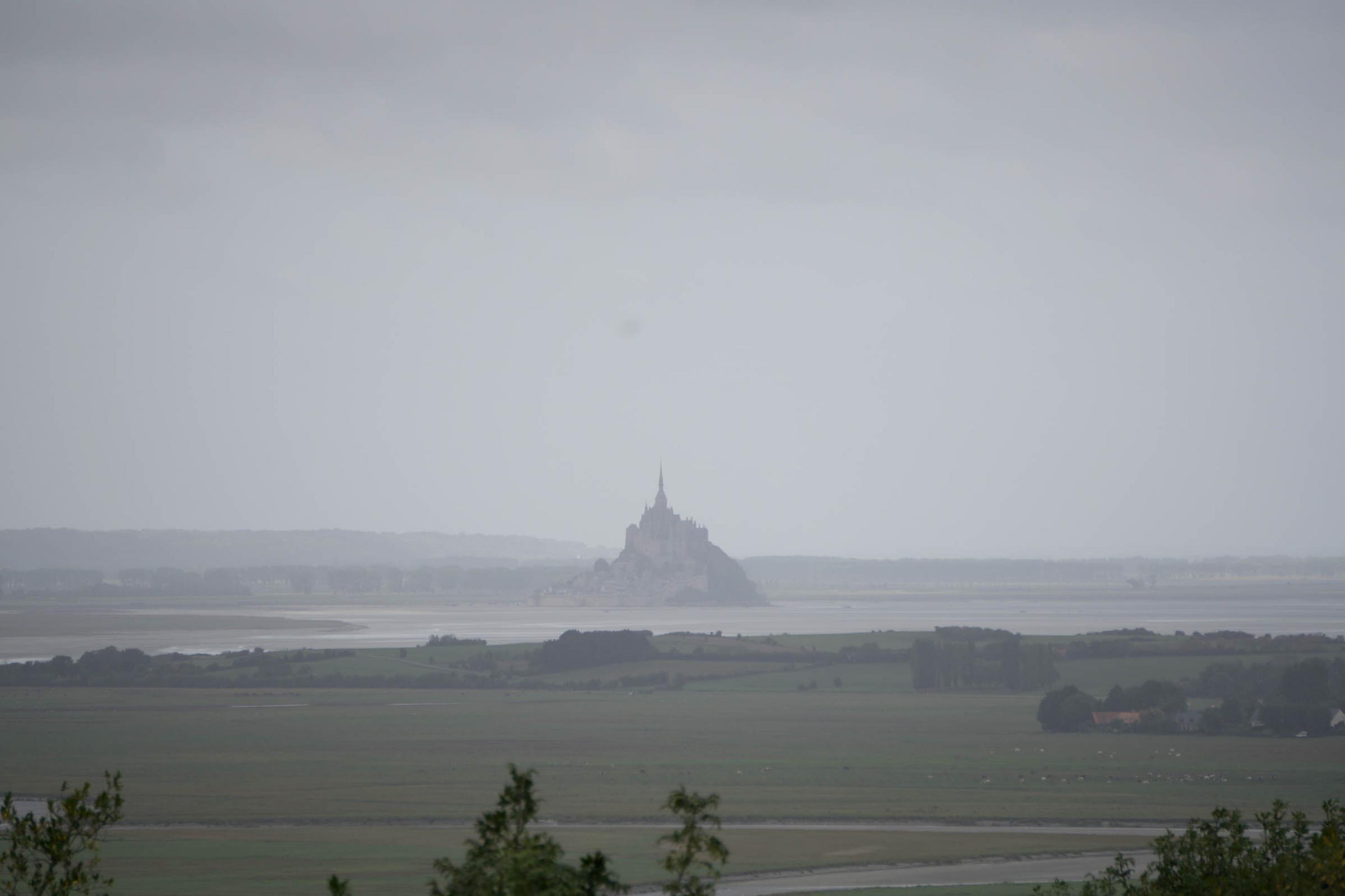 Meeresbucht mit dem Monument Mont-Saint-Michel aus der Ferne.