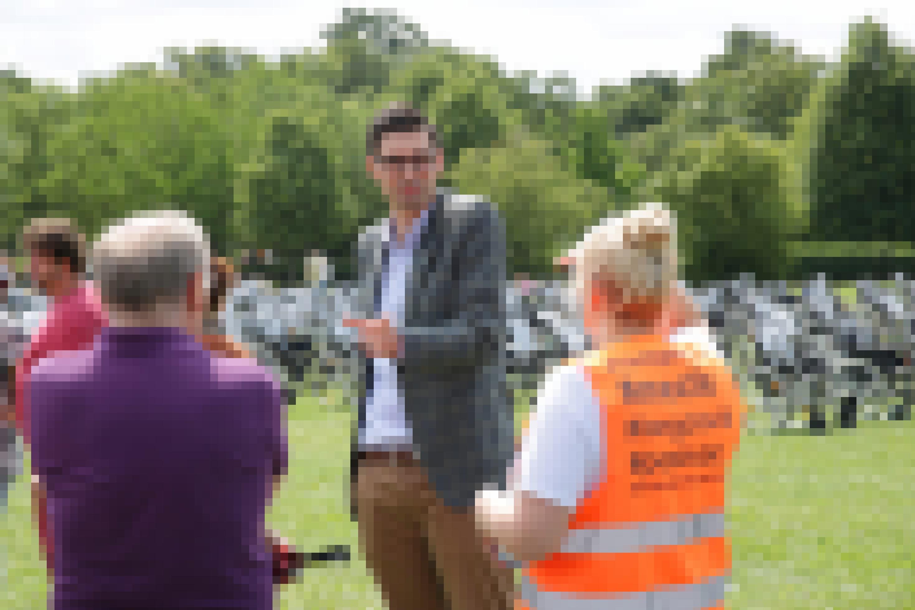 Der CDU-Abgeordnete Sepp Müller diskutiert auf der Wiese vor dem Bundestag gestenreich mit Aktivisten der Initiative „Nicht Genesen“, die Menschen mit Long-COVID, ME/CFS und Post Vac vertritt. Foto vom 4. Juli 2023.