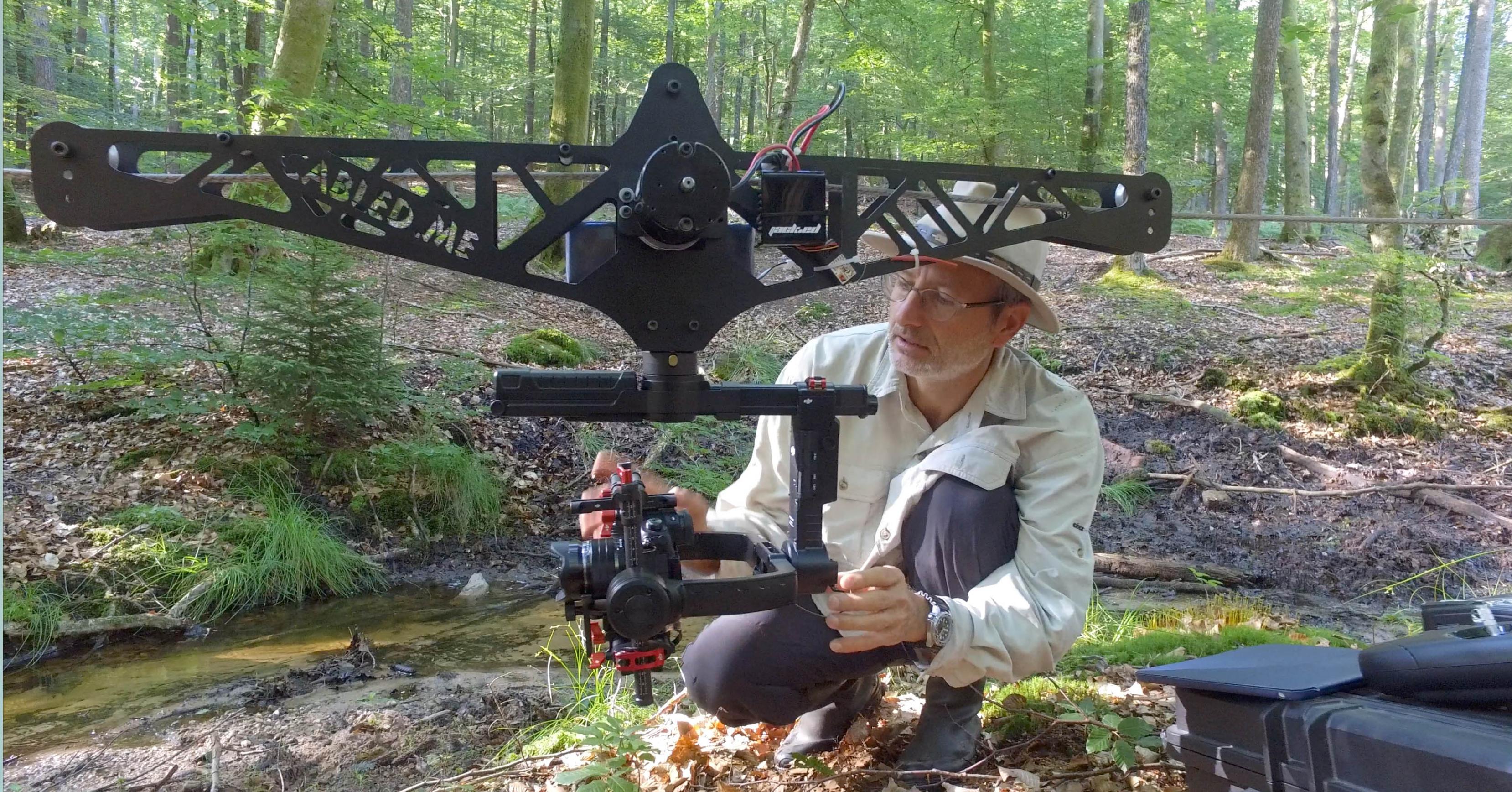 Serge Dumont bereitet eine Drohne für Luftaufnahmen vor.