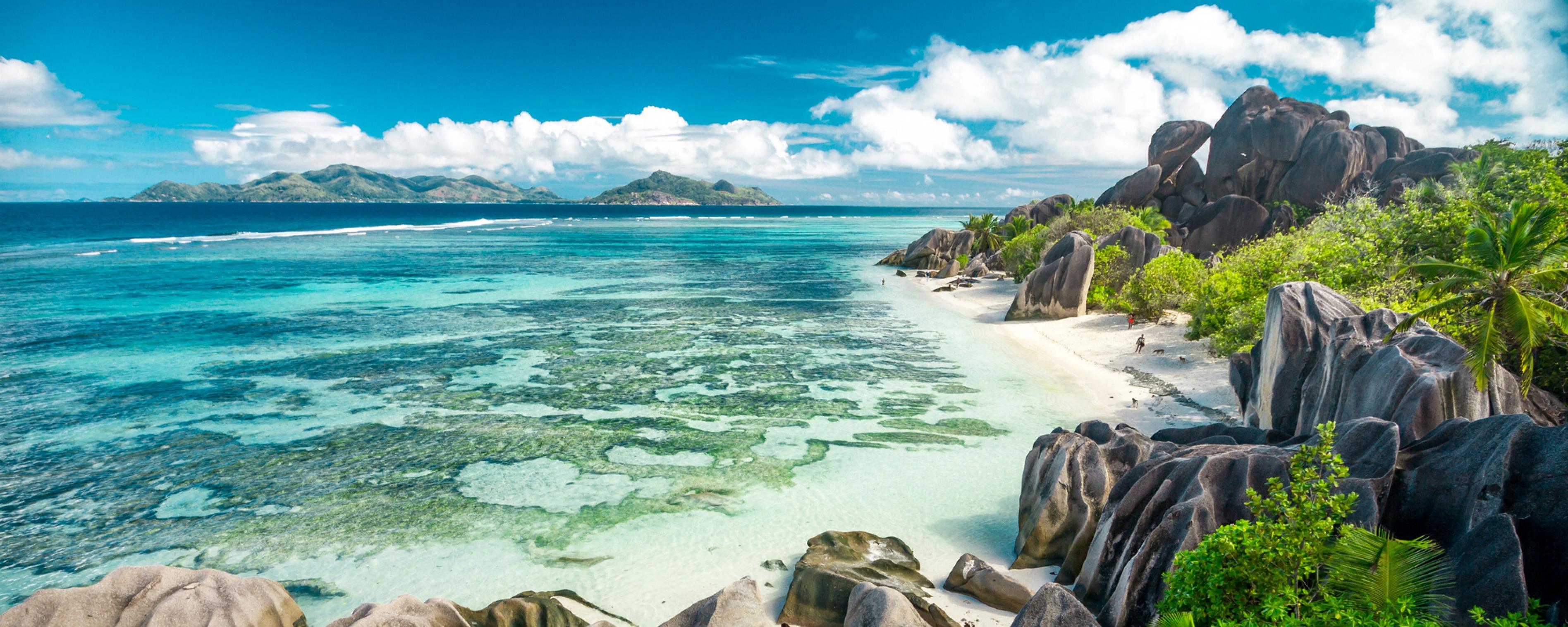 klassisch schöner Strand mit azurblauem Meer, Palmen und weißem Sand