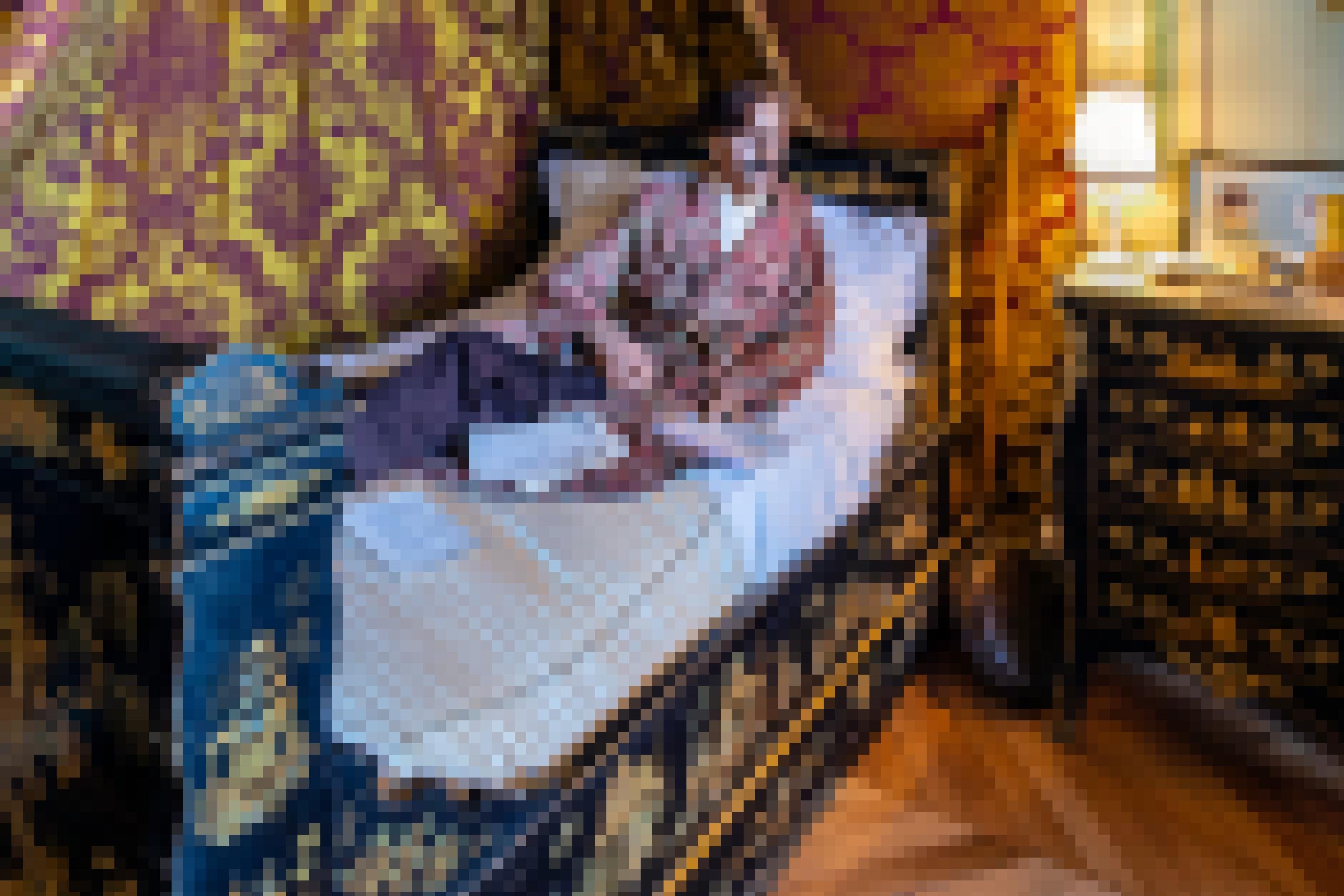 Eine Wachsfigur von Marcel Proust liegt in einem Bett