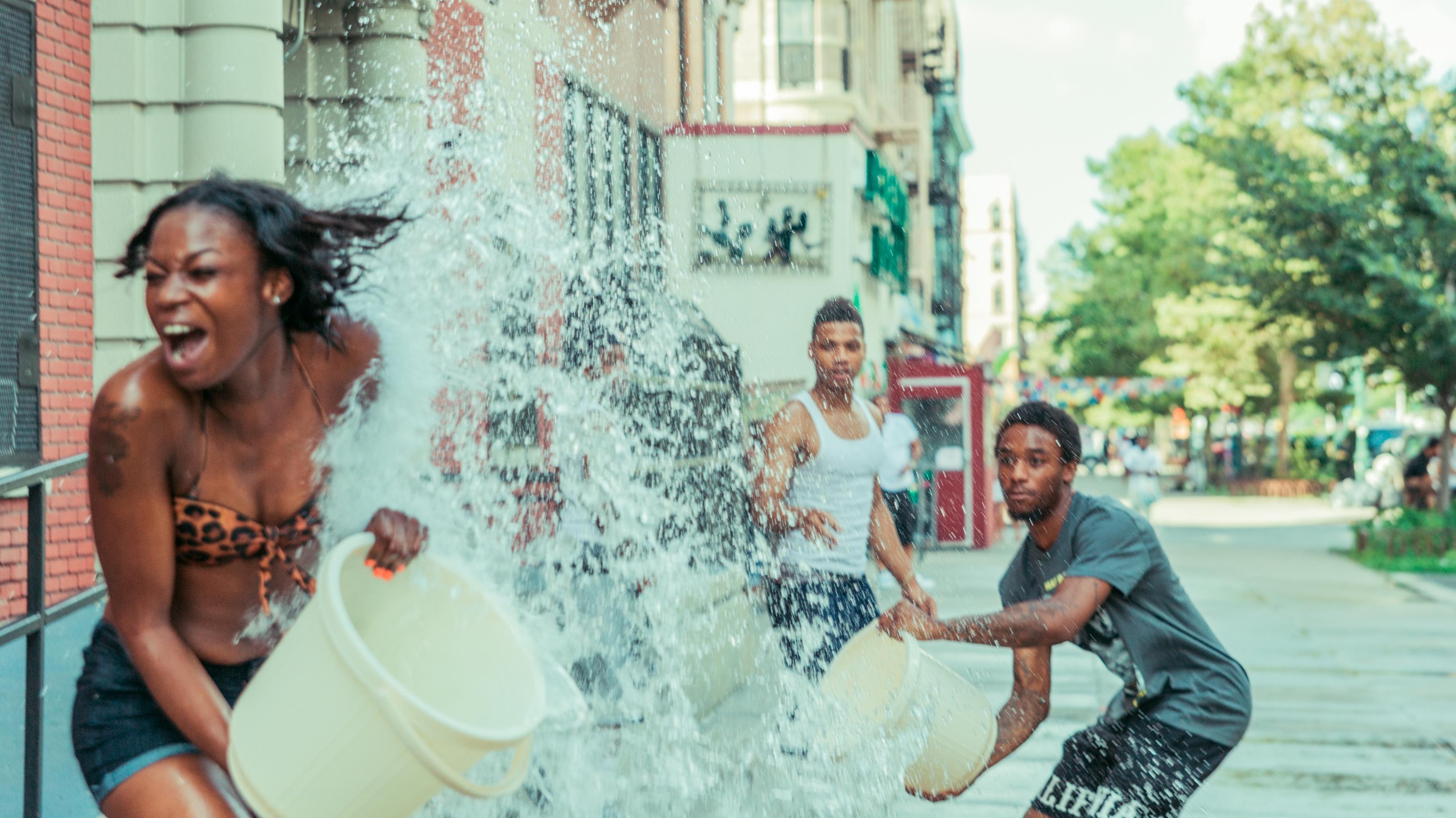 Eine Jugendgruppe bespritzt sich mit Wasser