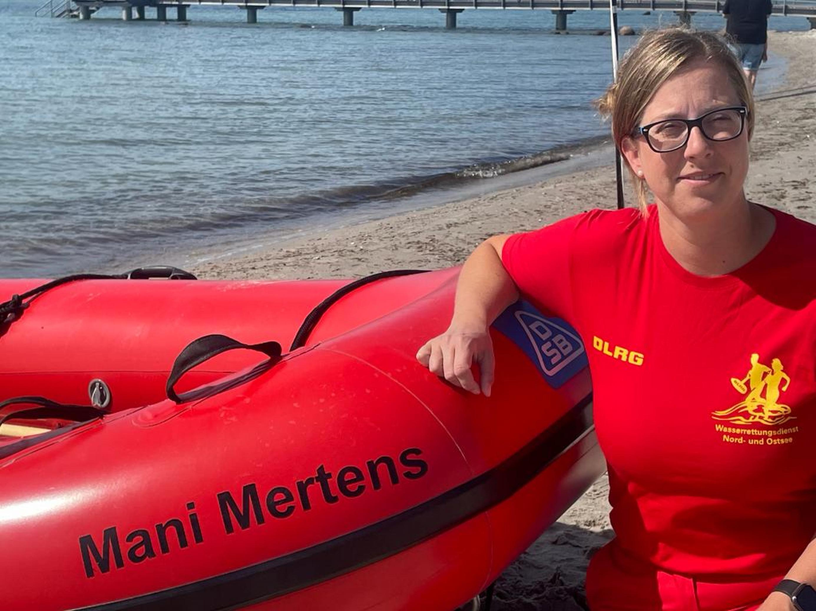 Bild zeigt Silke Marks, eine DLRG Rettungsschwimmerin am Strand von Grömitz. Gemeinsam haben die DLRG-Ehrenamtlichen diesen Sommer rund 70 Menschen vor dem Ertrinken gerettet