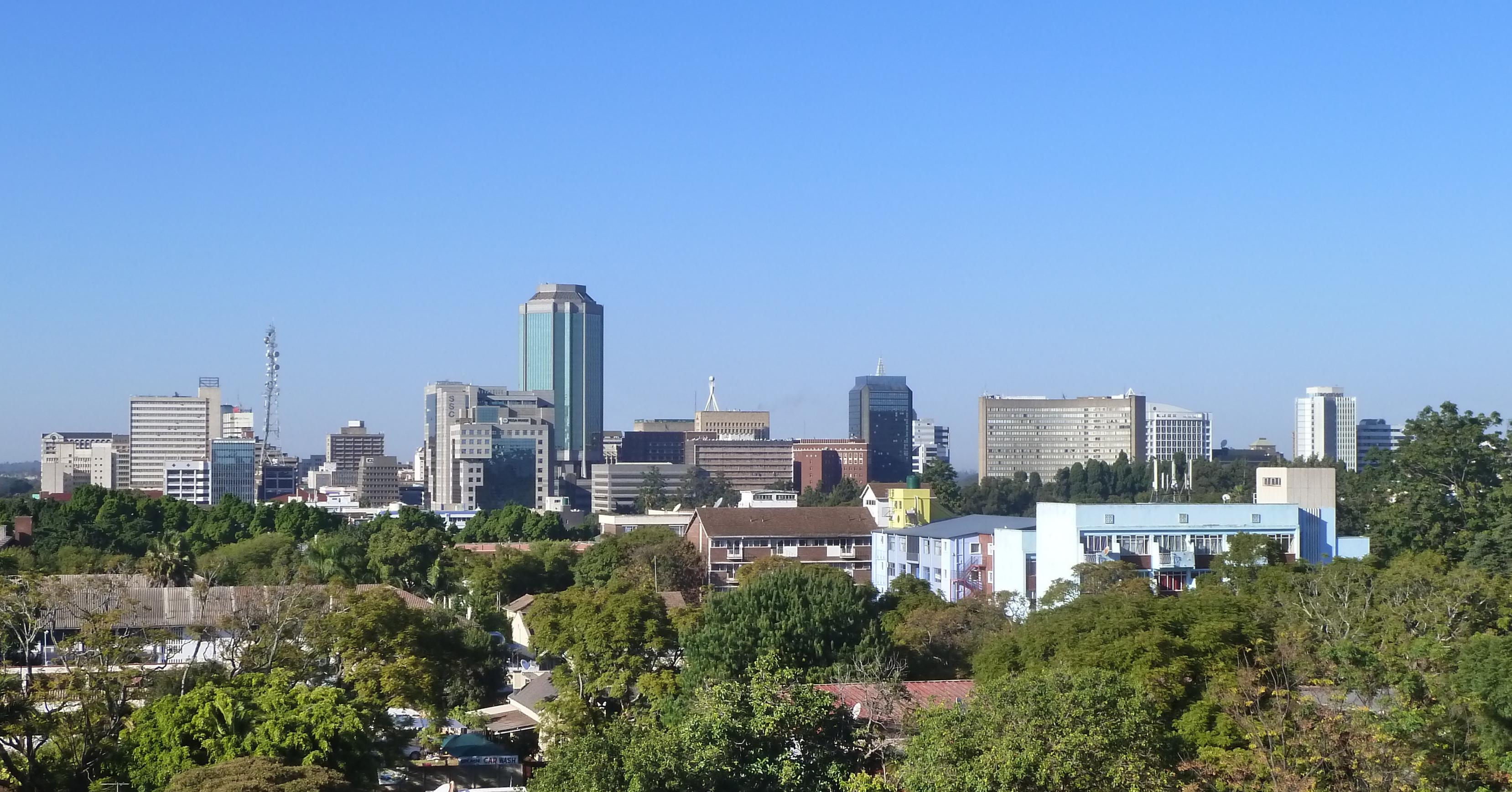 Blick auf die Innenstadt von Harare, geprägt von Hochhäusern