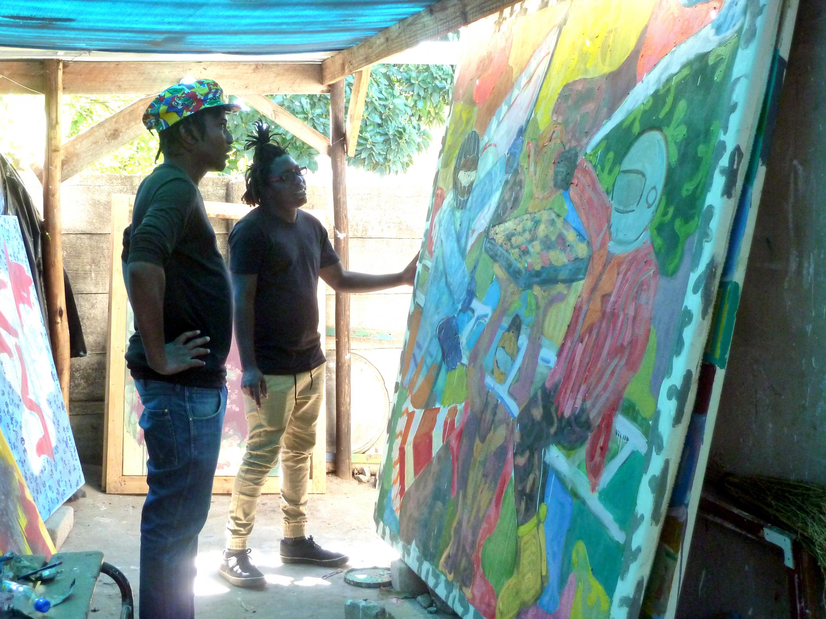 Gresham Nyaude und ein befreundeter Künstler diskutieren über ein neues Werk