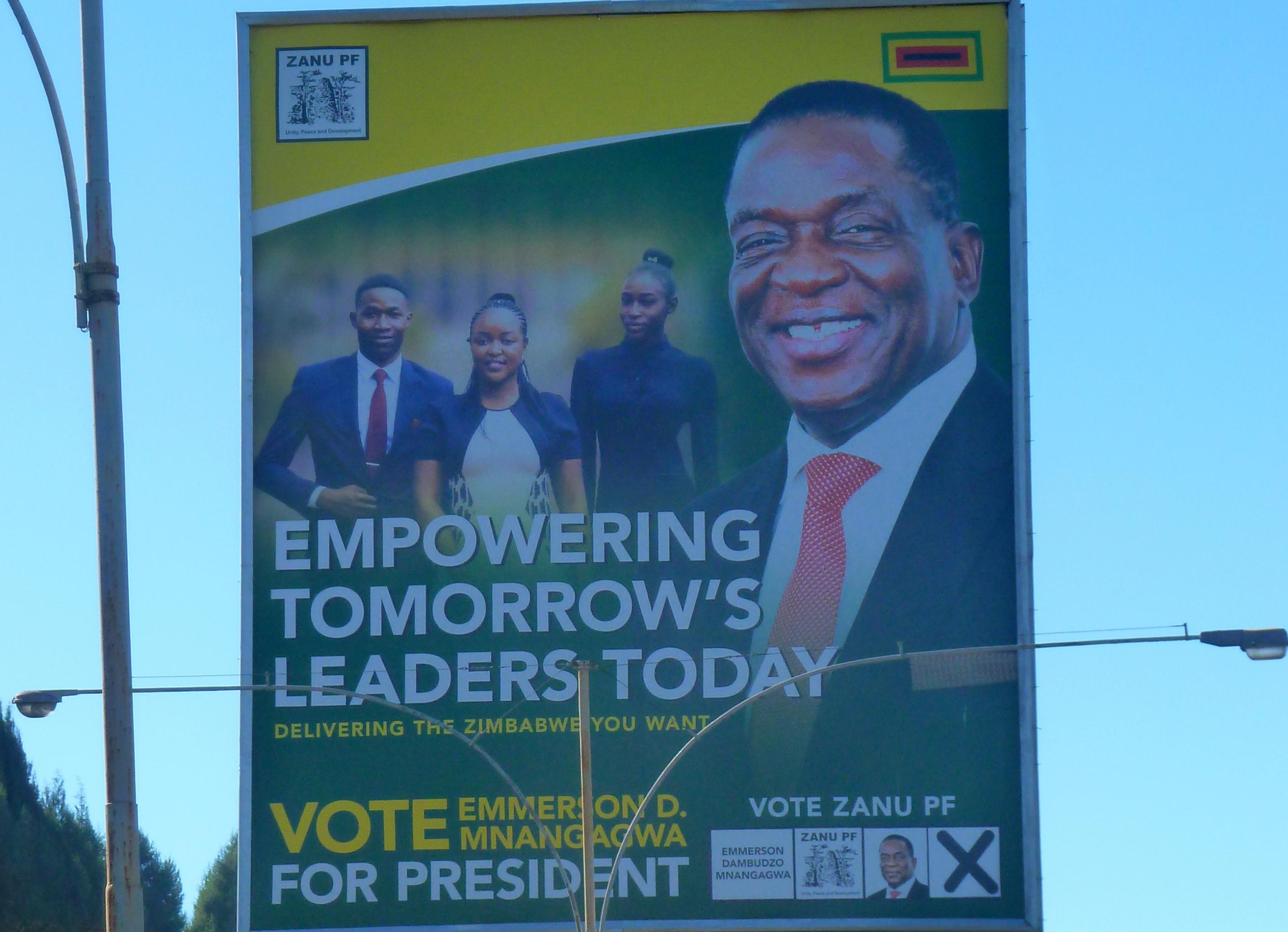Das Wahlplakat von 2018 zeigt den heutigen Präsidenten Emmerson Mnangagwa mit dem Slogan: Empowering tomorrow’s leaders today