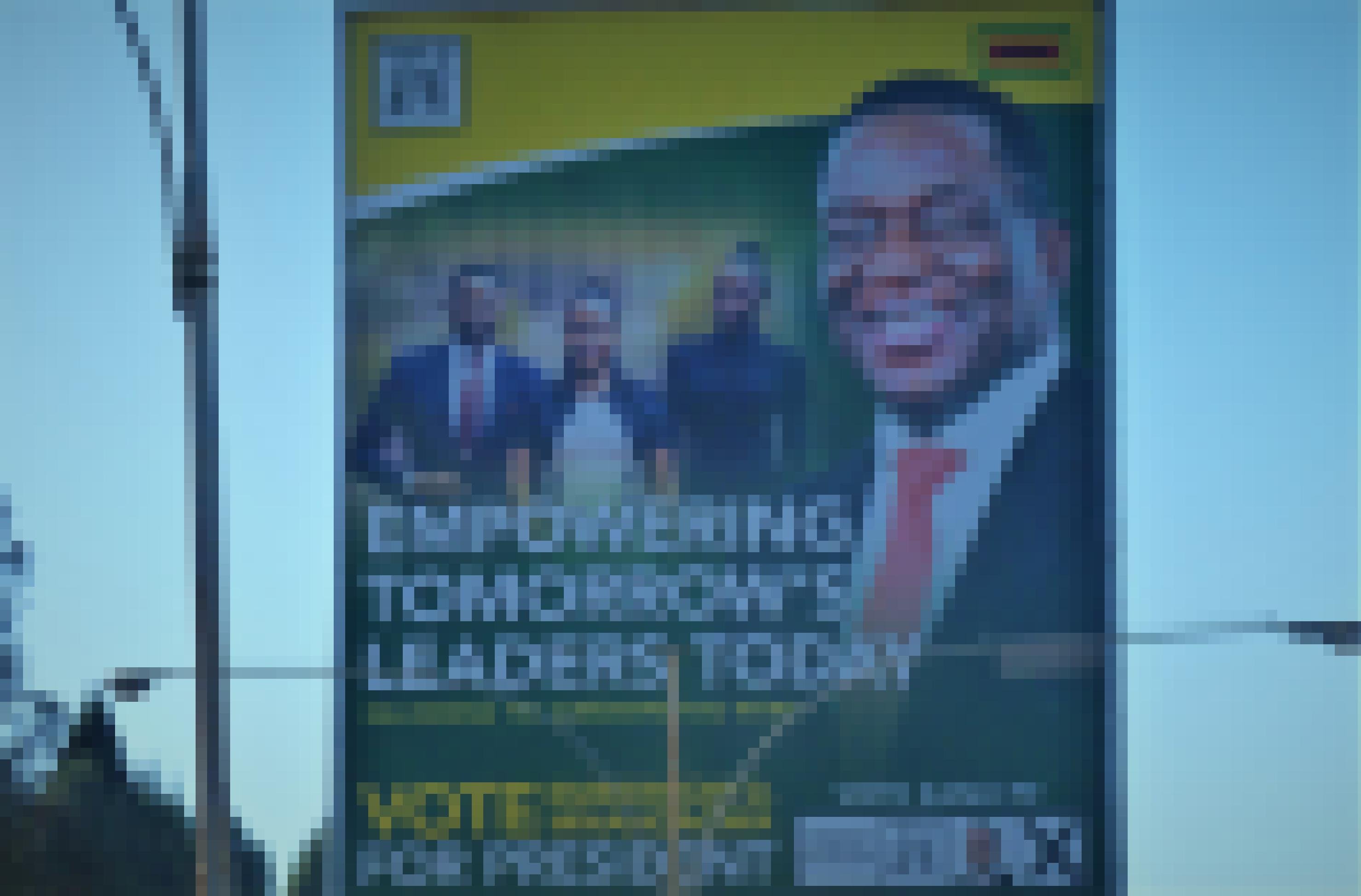 Ein Wahlplakat mit dem überlebensgroßen Portrait von Präsident Emmerson Mnanga und – kleiner – weiteren Mitgliedern seiner Partei.