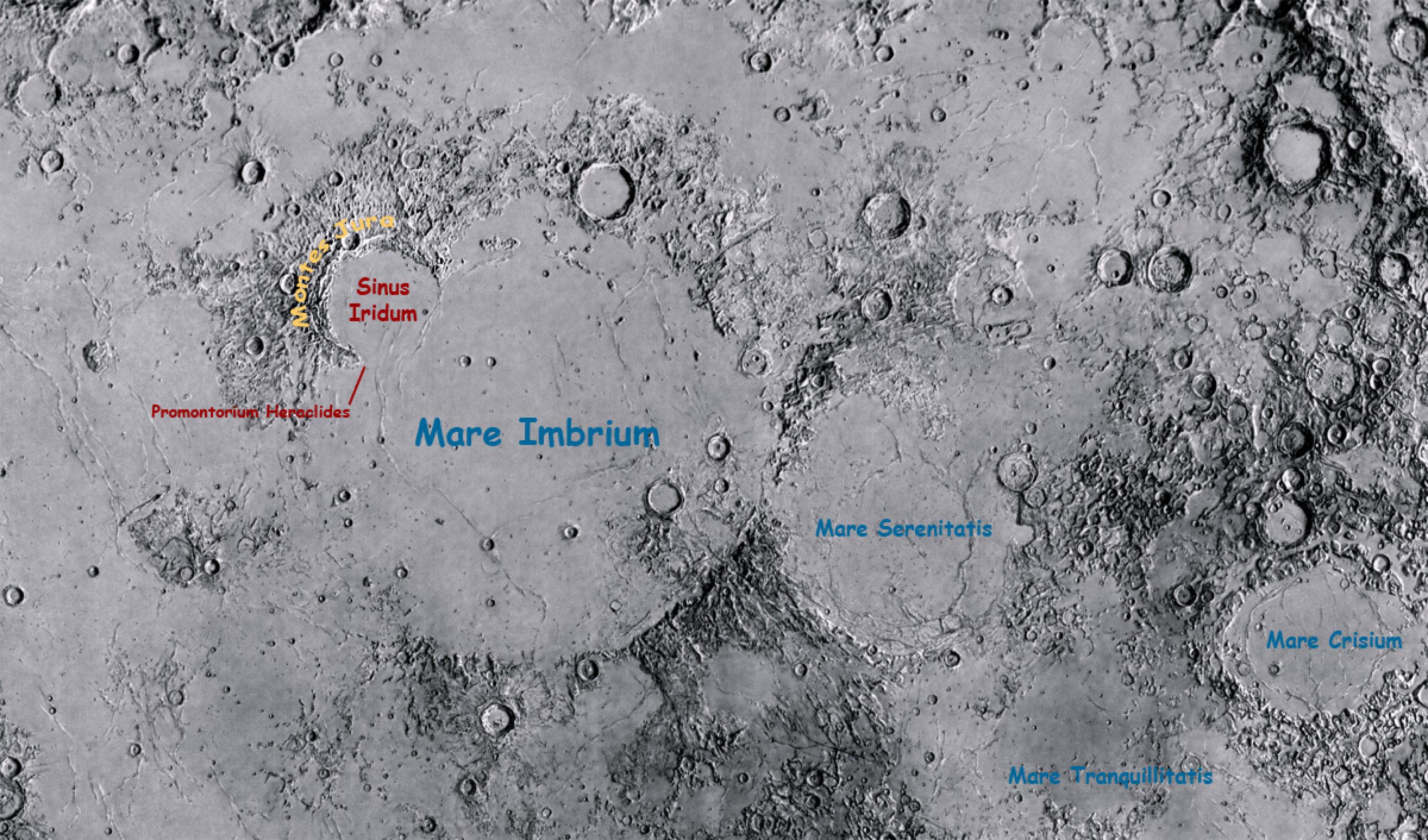 Eine Mondkarte, welche den von den Montes Jura halbkreisförmig umrahmten Krater Sinus Iridum zeigt.