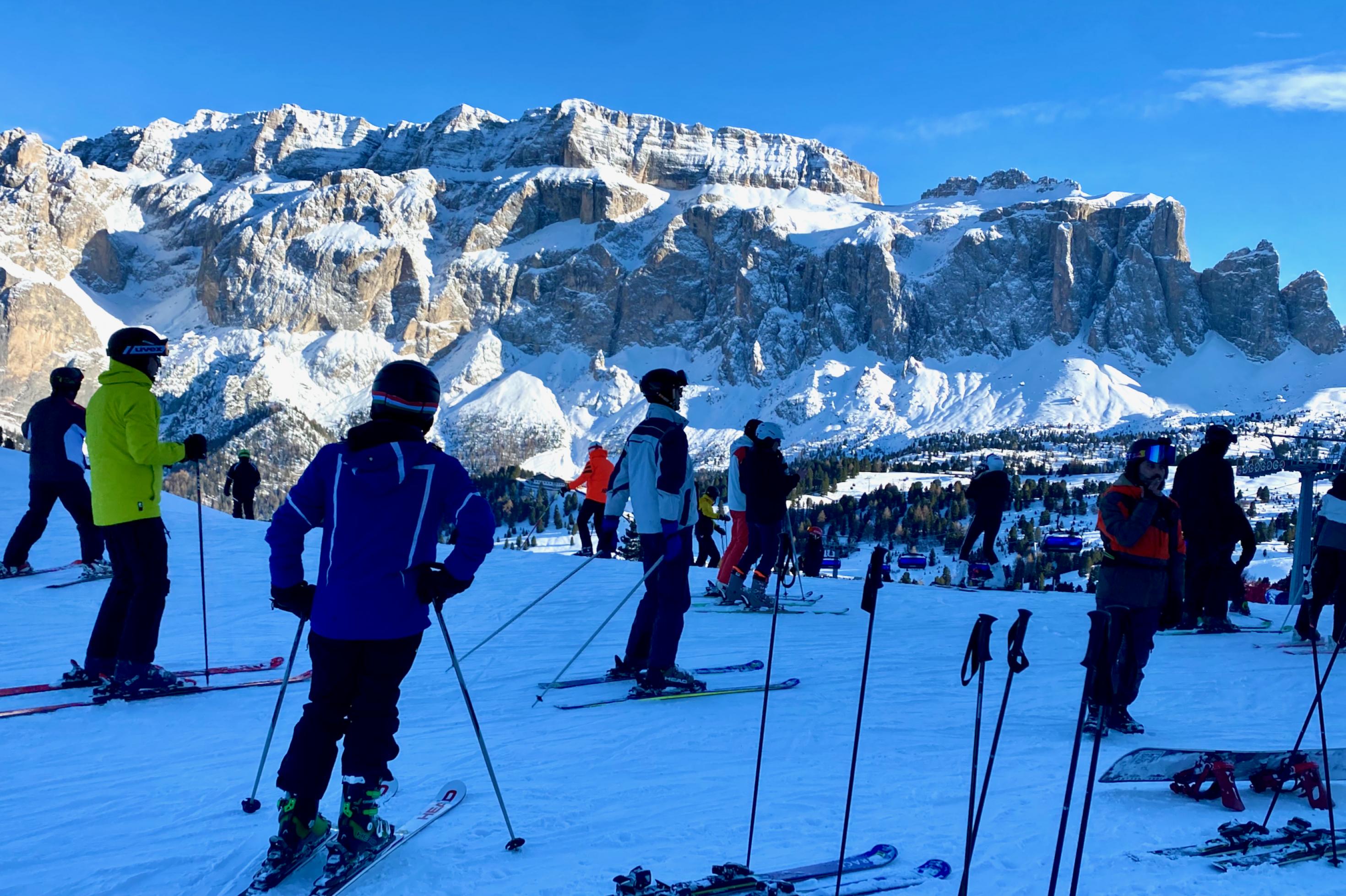 Skifahrer vor Gebirgslandschaft in Südtirol
