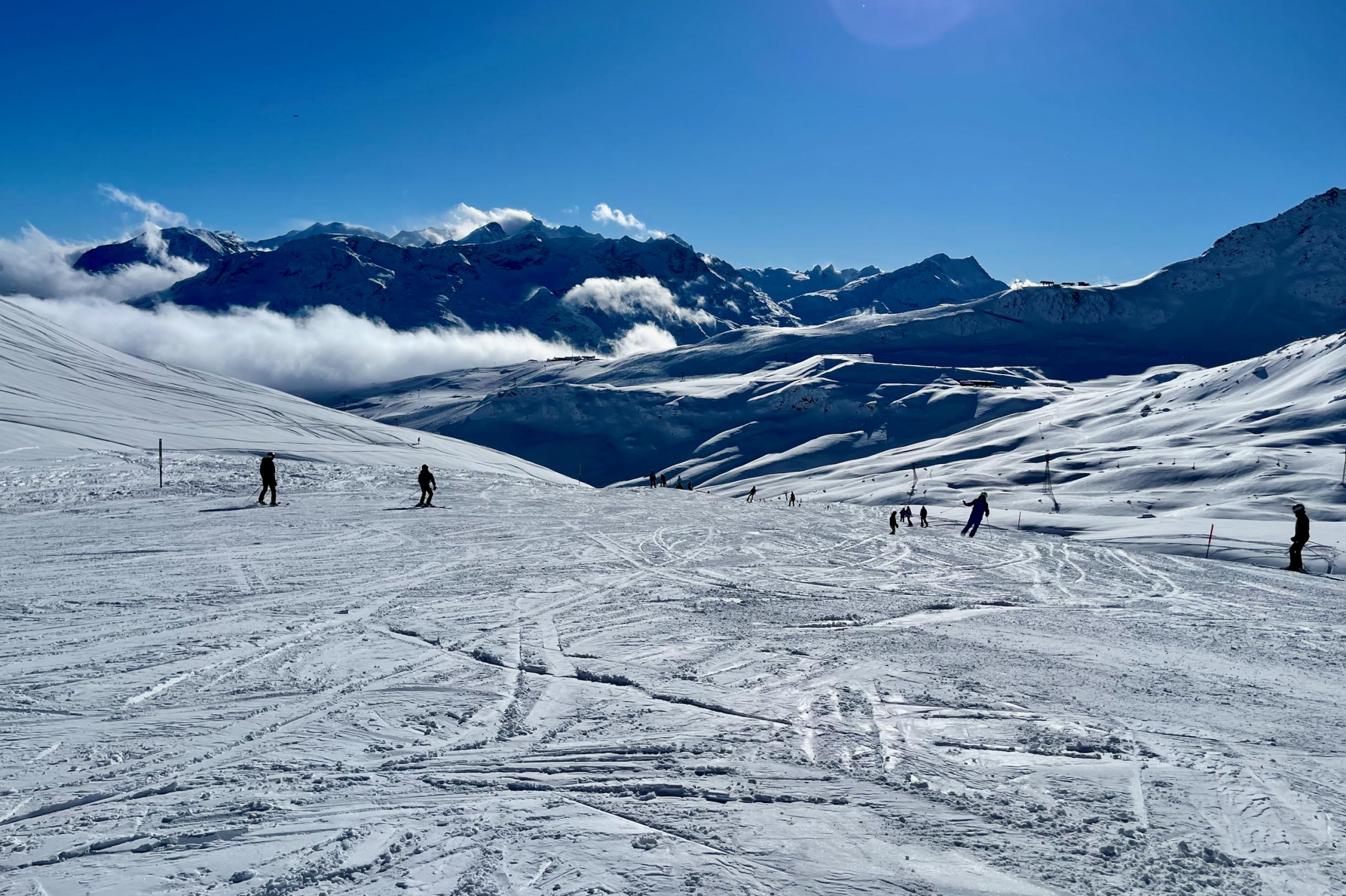 Skifahrer auf einer leeren Piste.