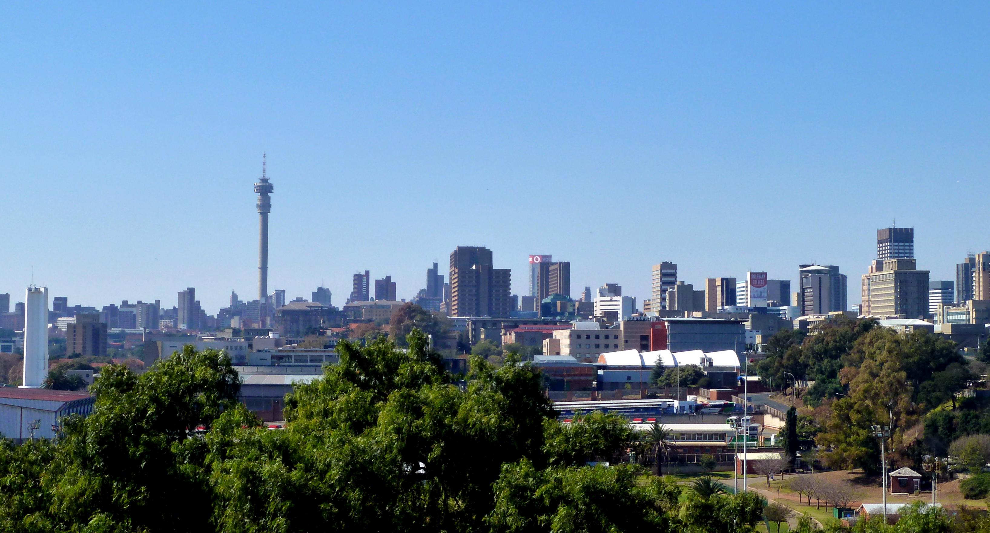 Ein Blick auf die Hochhäuser, die die Skyline der südafrikanischen Wirtschaftsmetropole Johannesburg prägen.