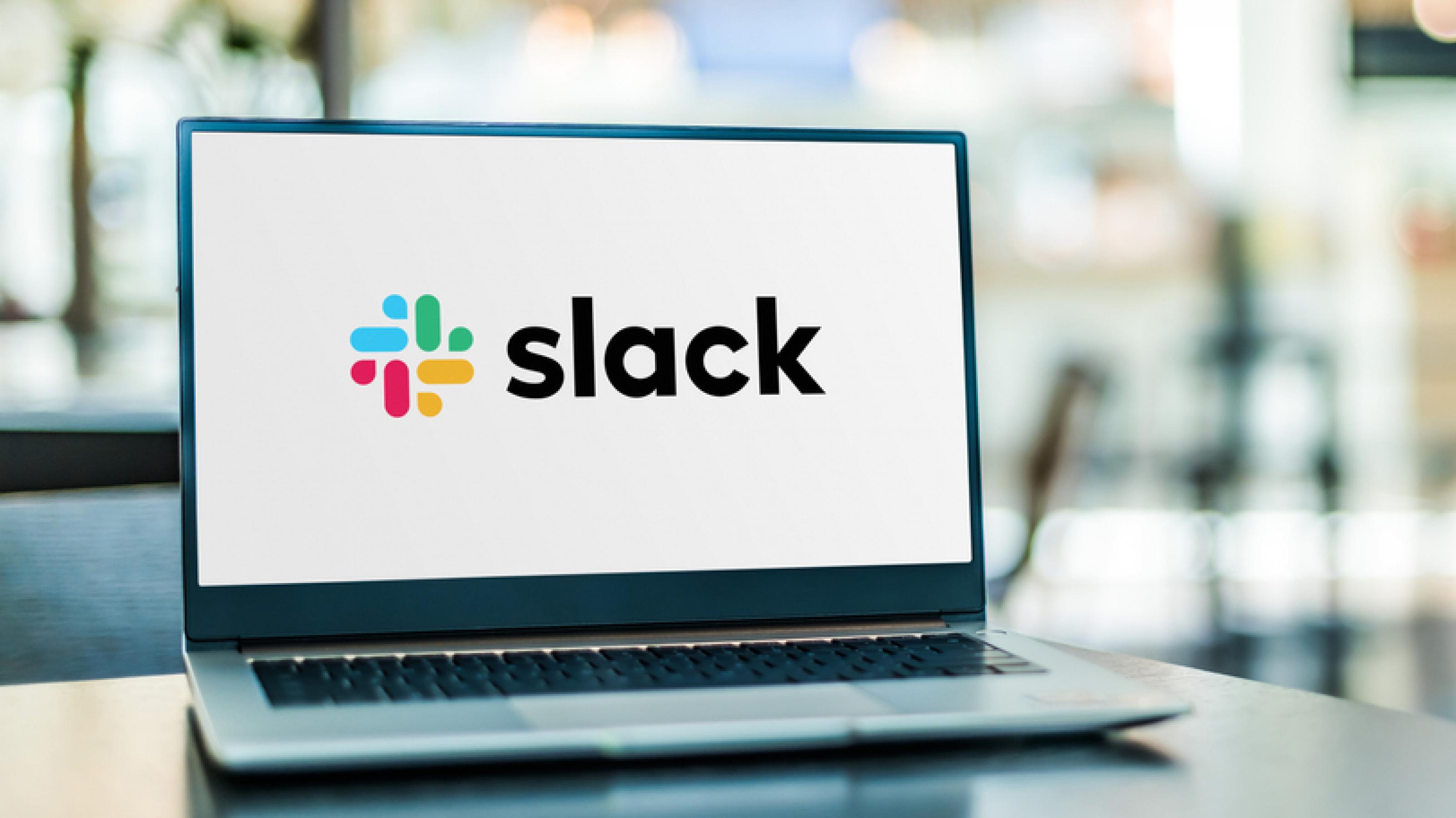 Ein Laptop mit geöffneter Anwendung Slack