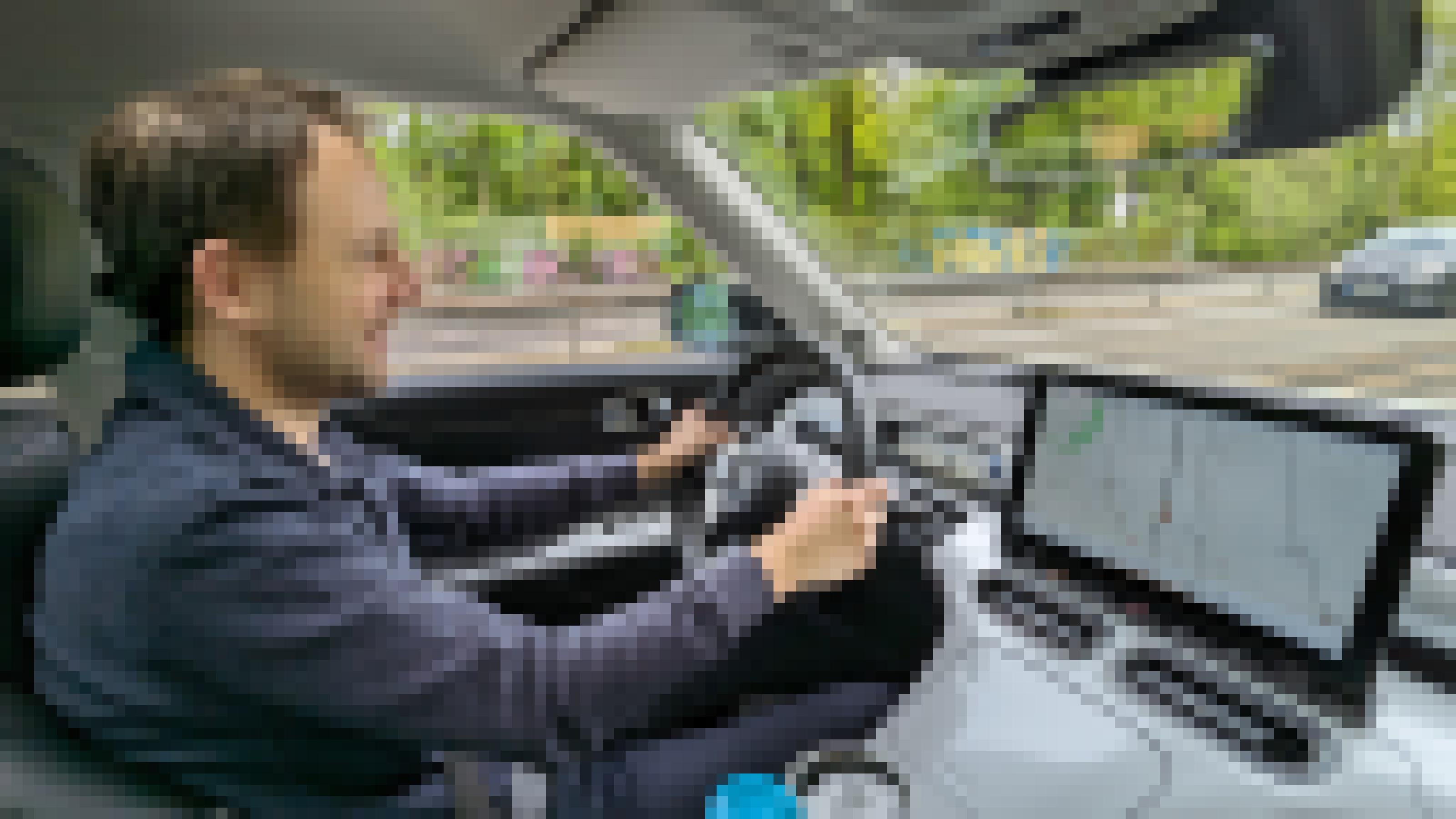 Autor sitzt am Steuer des Smart #1