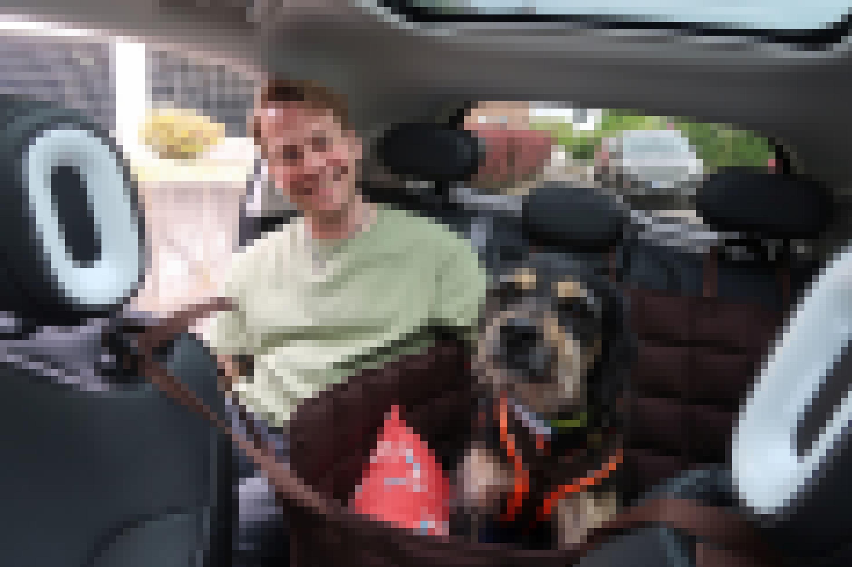 Ein Hund und ein Mann sitzen auf dem Rücksitz des Smart #1