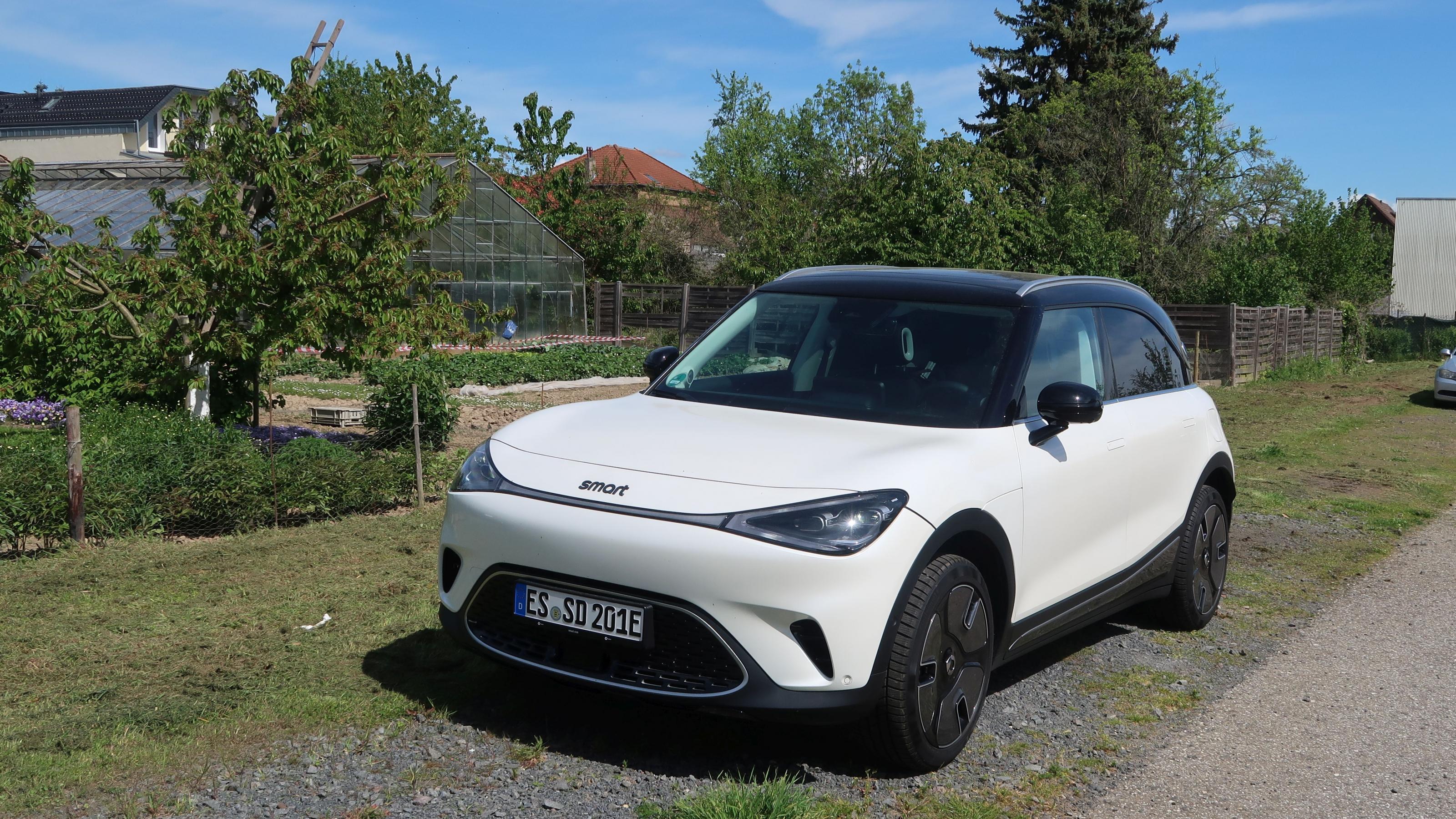 Smart #1 parkt auf einem Grasstreifen neben einer Straße