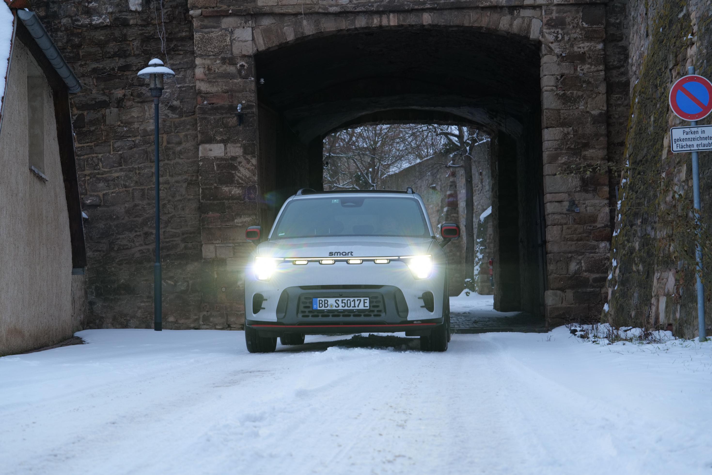 Smart #5 fährt im Schnee durch ein steinernes Tor.