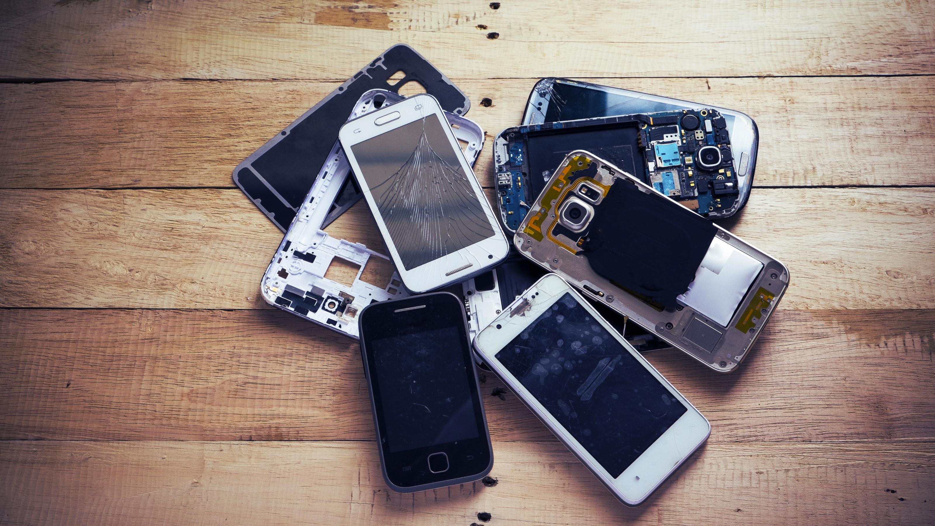 Gebrauchte Smartphones müssen nicht in den Müll, sondern können werterhaltend aufgearbeitet werden.