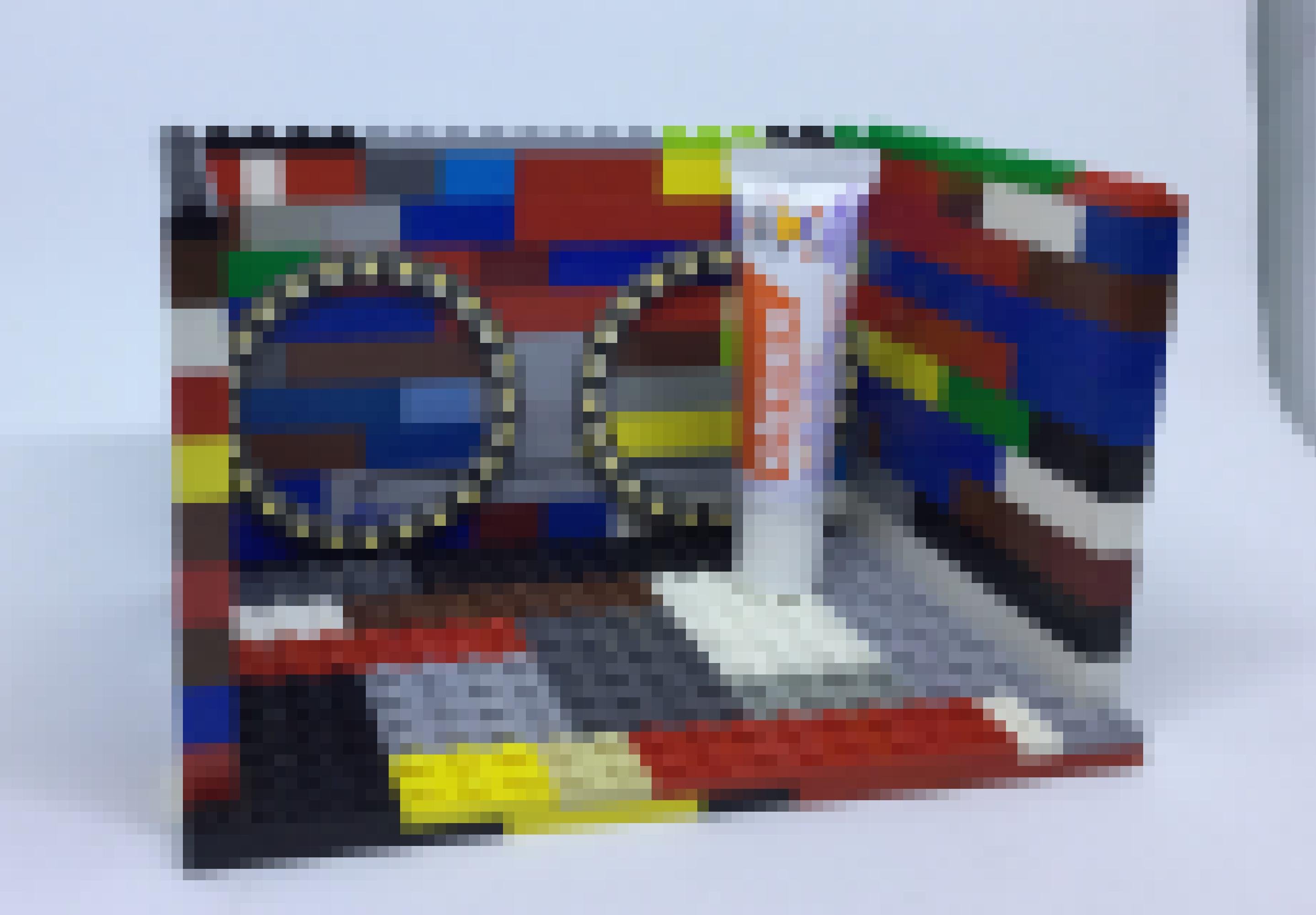 Schublade aus Lego, mit einer Zahnpasta-Tube darin.