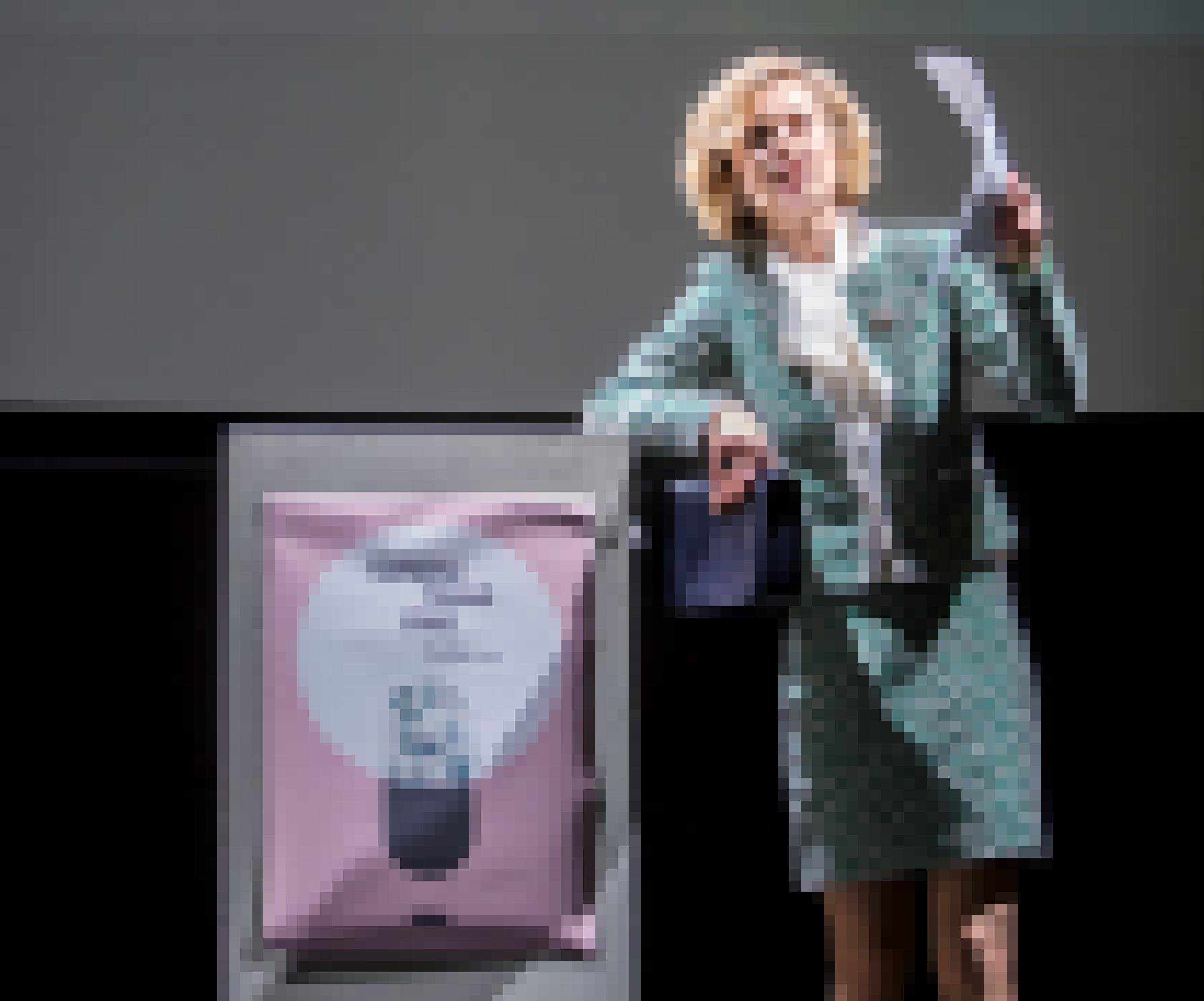 Die Schauspielerin Katharina Schlothauer spielt Margaret Thatcher