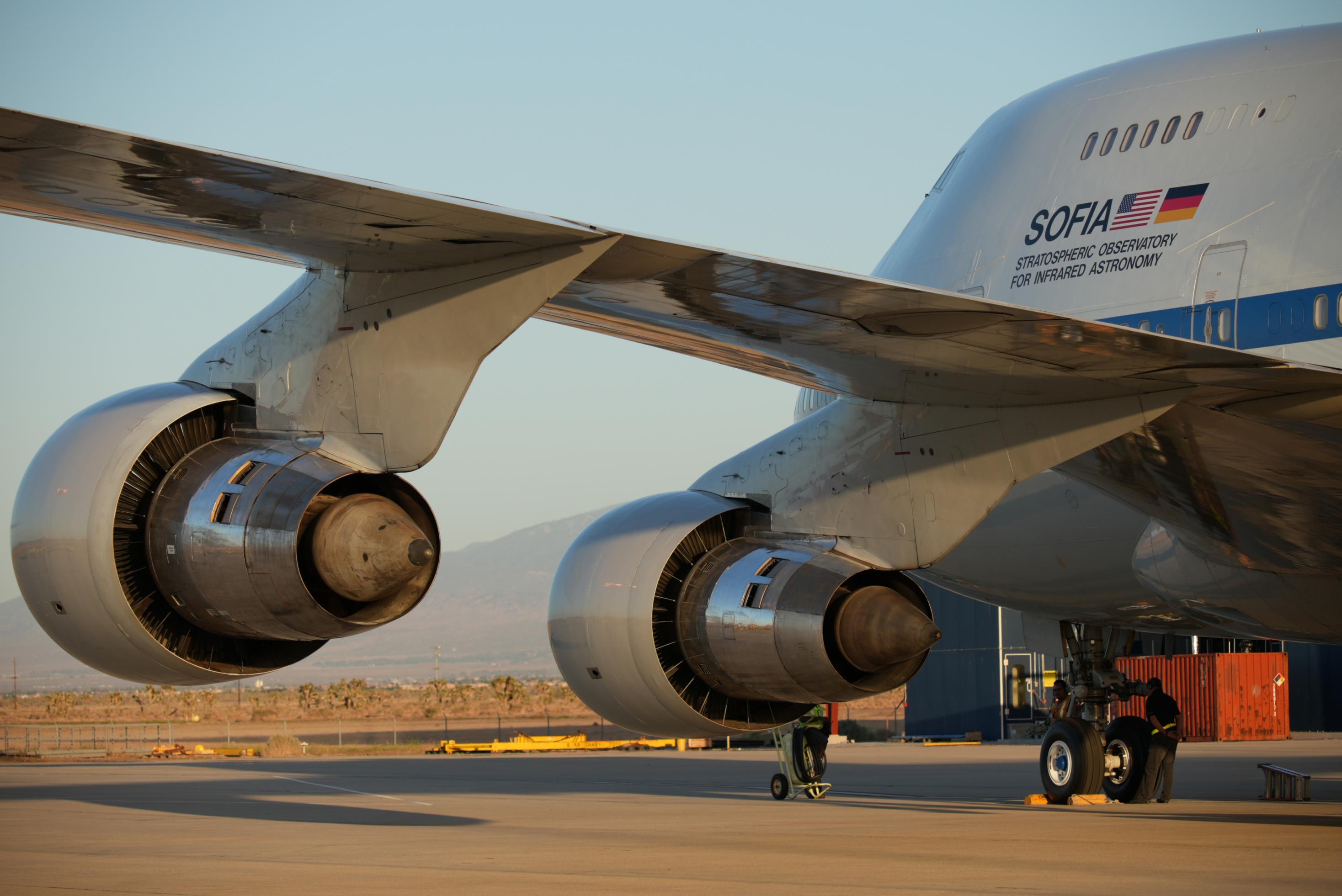 Nahaufnahme der zwei SOFIA-Motoren auf der linken Seite des umgebauten Jumbo-Jets im Abendlicht