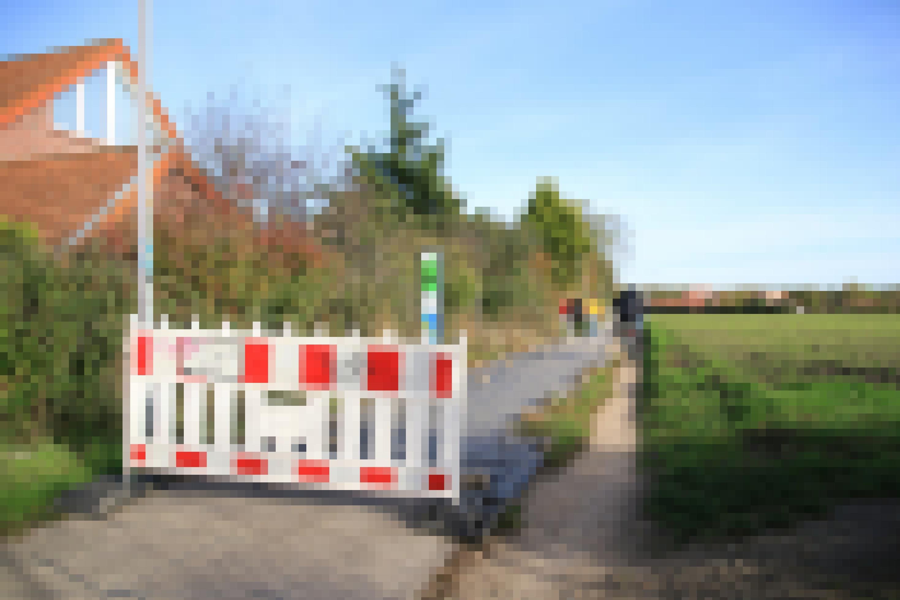 Eine Absperrmarkierung steht vor einem Radweg