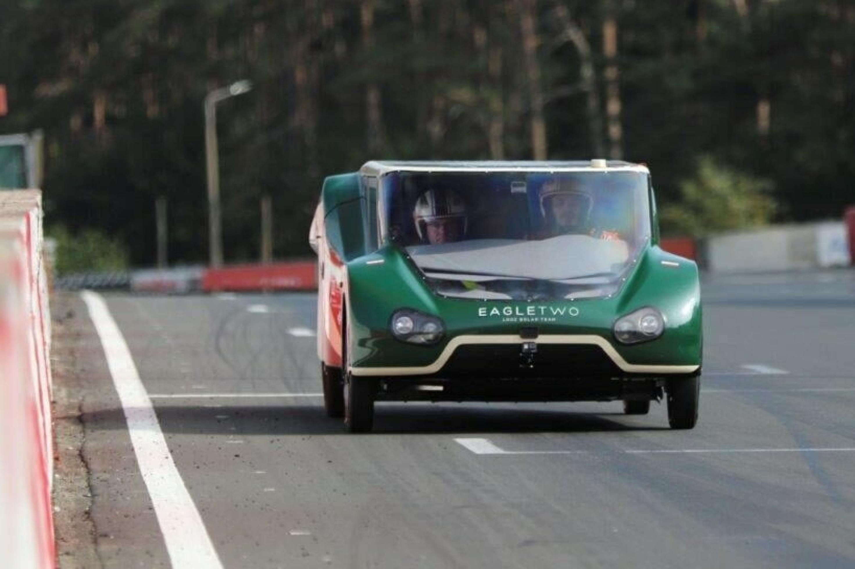 Das grüne Auto hat ein ungewöhnliches Design, ähnelt aber einem normalen Pkw. Dabei wird Eagle 2 von Solarzellen angetrieben.
