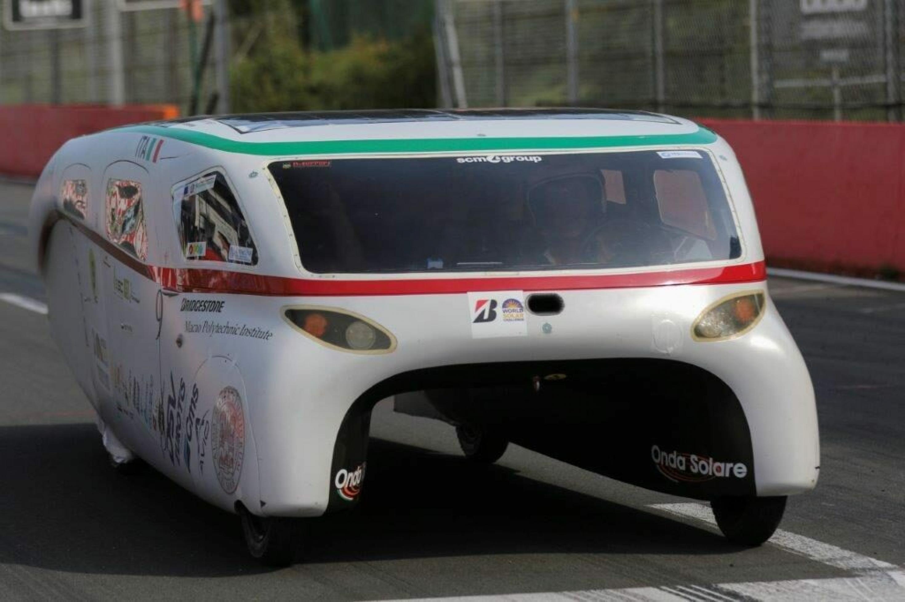 Modernes Design. Das italienische Solarfahrzeug Emilia 4LT ist geformt wie ein umgedrehtes „U“. Dadurch benötigt es besonders wenig Energie.