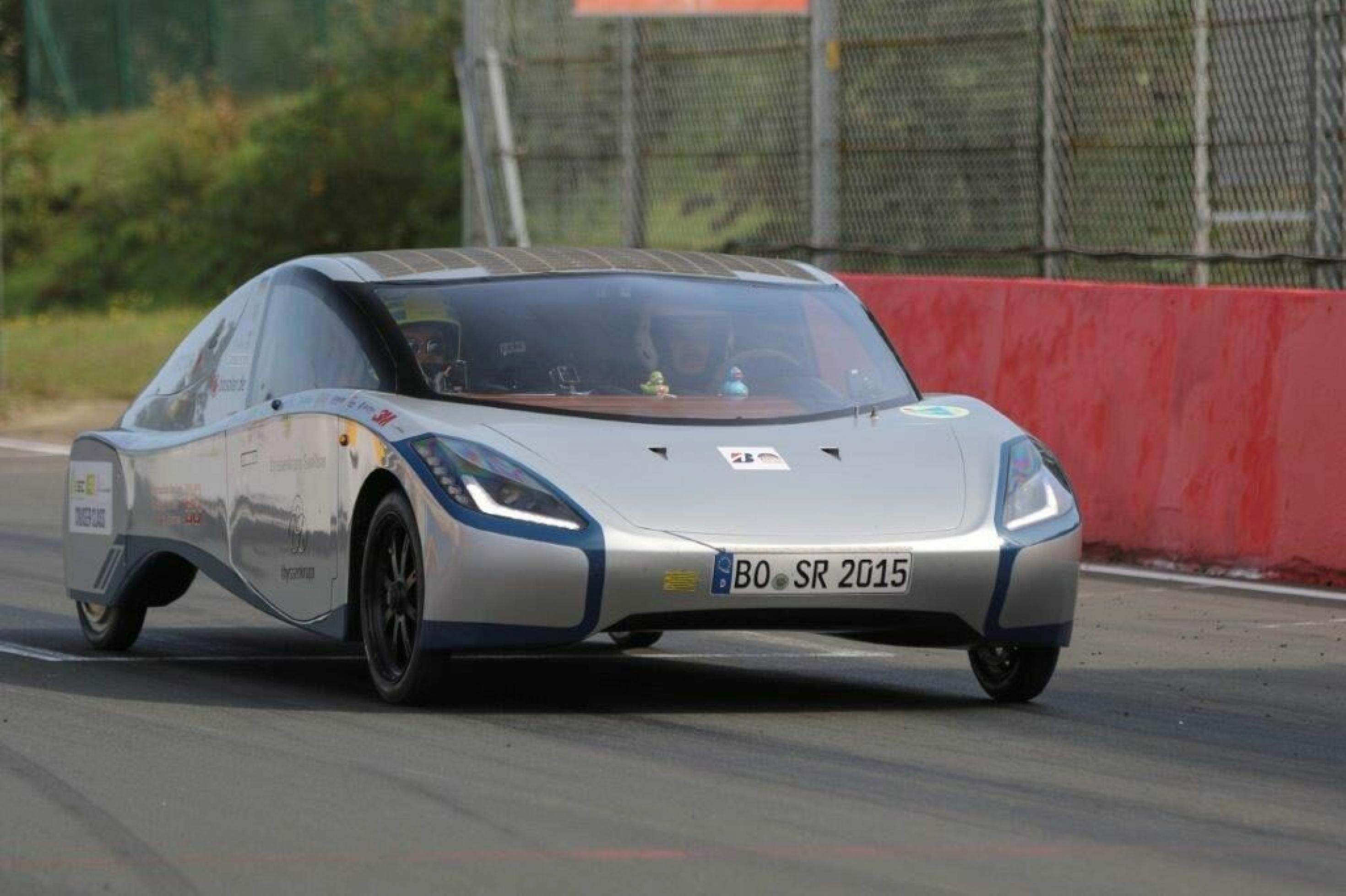 Sportliches Design: Der Sunriser aus Bochum wirkt wie ein moderner Sportwagen für mehrere Insassen, ist aber solargetrieben.